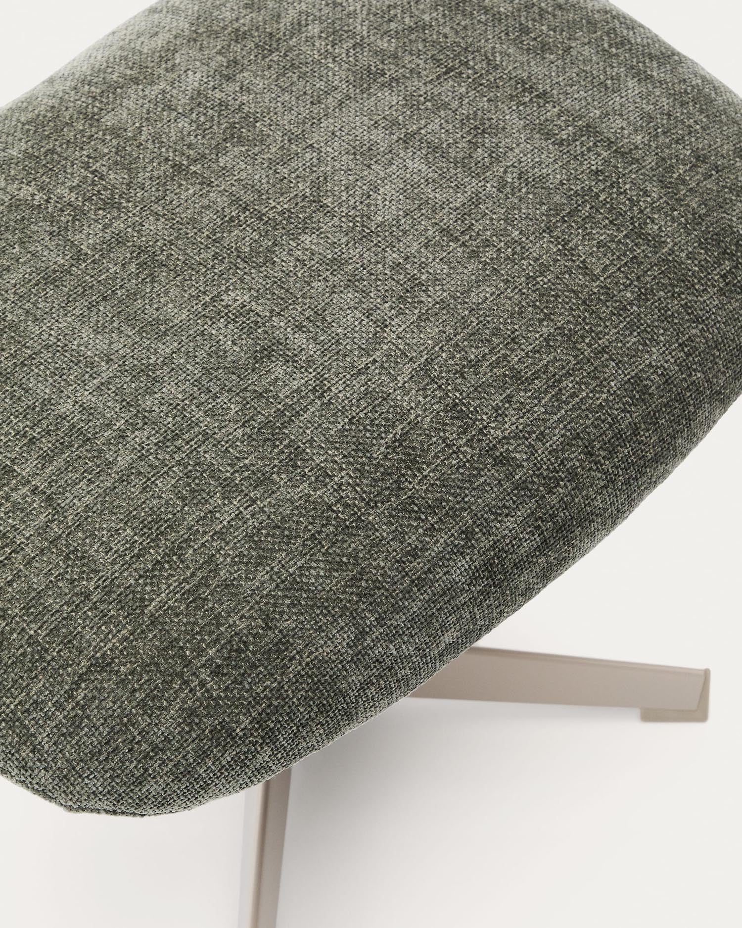 Fussstütze Teryl aus grüner Chenille und Metall mit grauer Oberfläche FSC 100% in Grün präsentiert im Onlineshop von KAQTU Design AG. Ottoman ist von Kave Home