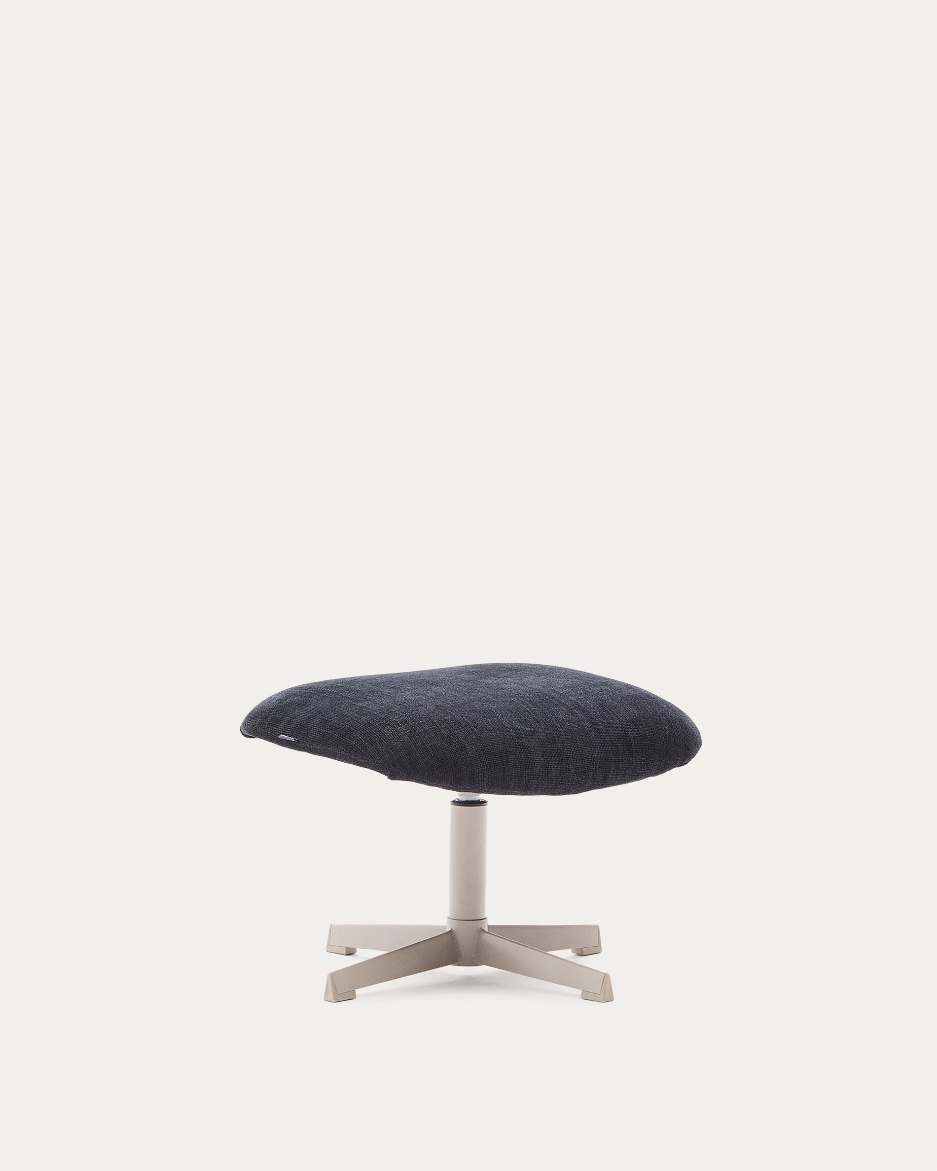 Fussstütze Teryl aus blauer Chenille und Metall mit grauer Oberfläche FSC 100% in Dunkelblau präsentiert im Onlineshop von KAQTU Design AG. Ottoman ist von Kave Home