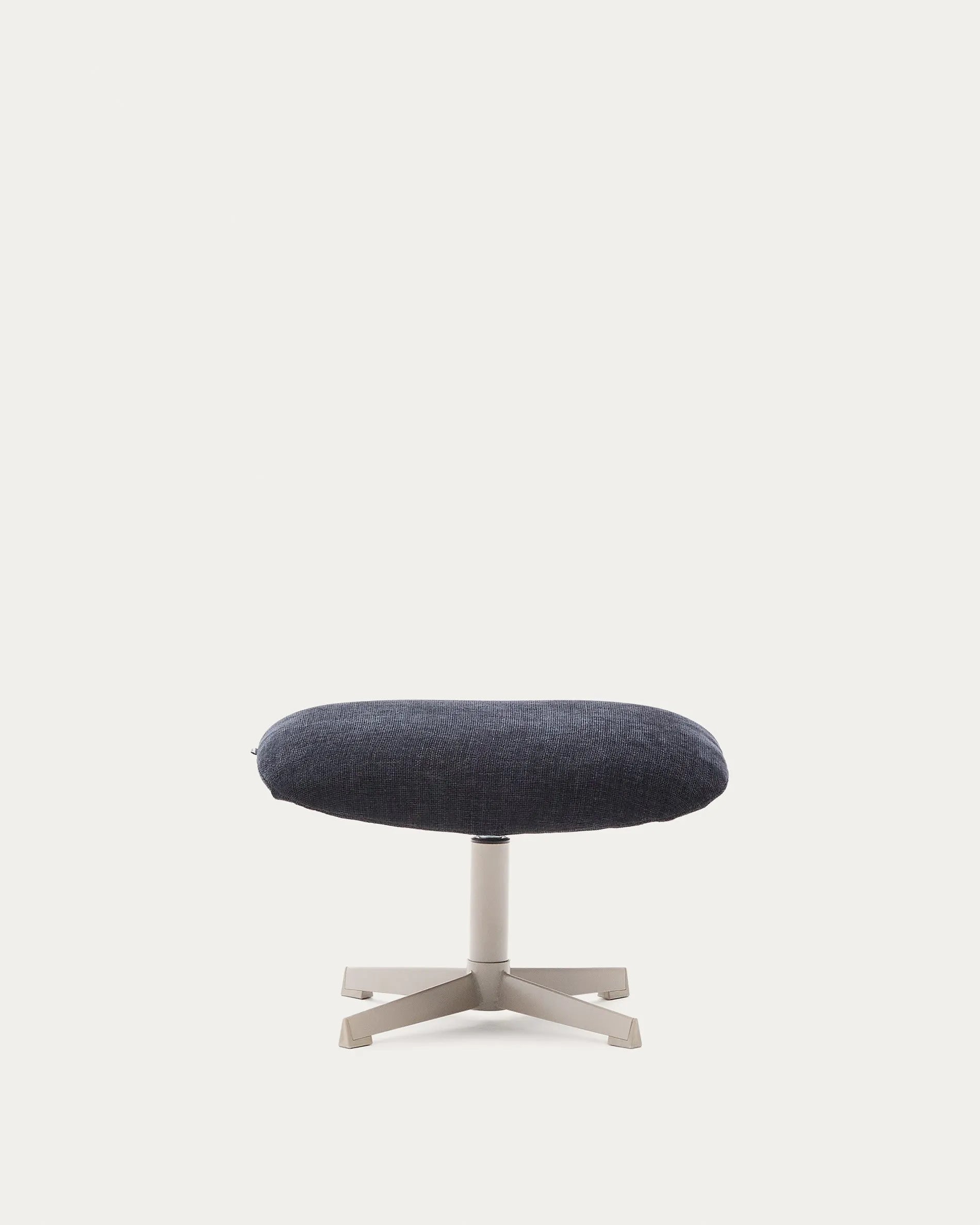 Die blaue Chenille-Fußstütze Teryl von Kave Home vereint modernes Design mit nachhaltigen Materialien und vielseitiger Funktionalität.