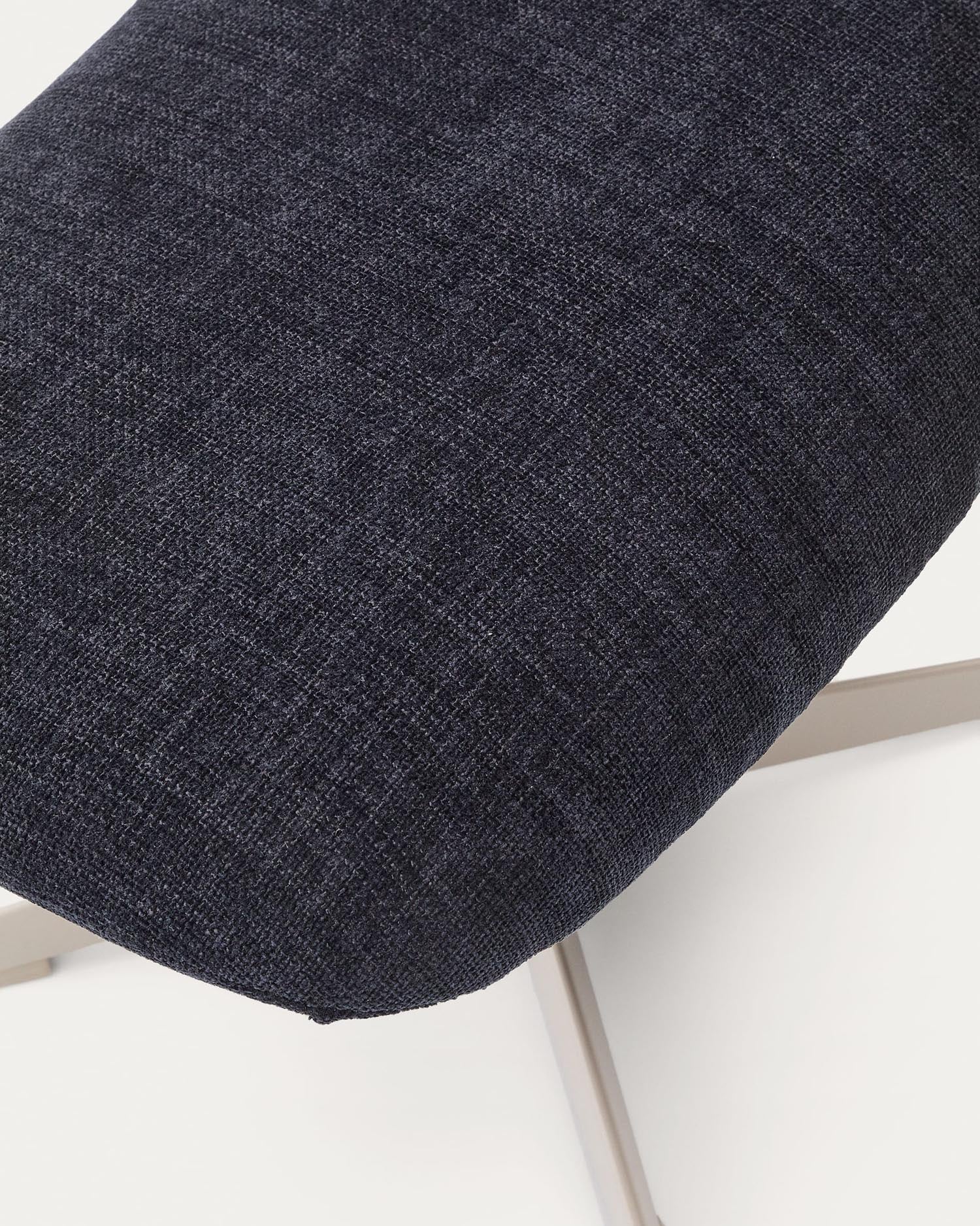 Fussstütze Teryl aus blauer Chenille und Metall mit grauer Oberfläche FSC 100% in Dunkelblau präsentiert im Onlineshop von KAQTU Design AG. Ottoman ist von Kave Home