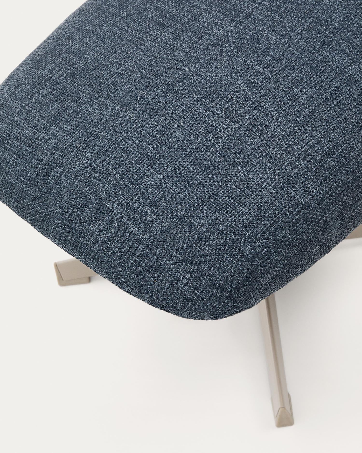 Fussstütze Jaspe blau und Metall mit grauer Oberfläche FSC 100% in Dunkelblau präsentiert im Onlineshop von KAQTU Design AG. Ottoman ist von Kave Home