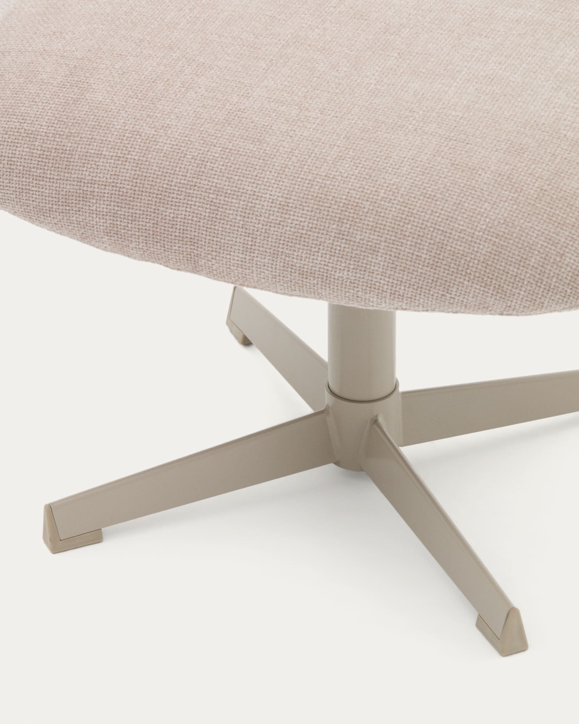 Fussstütze Jaspe beige und Metall mit grauer Oberfläche FSC 100% in Beige präsentiert im Onlineshop von KAQTU Design AG. Ottoman ist von Kave Home