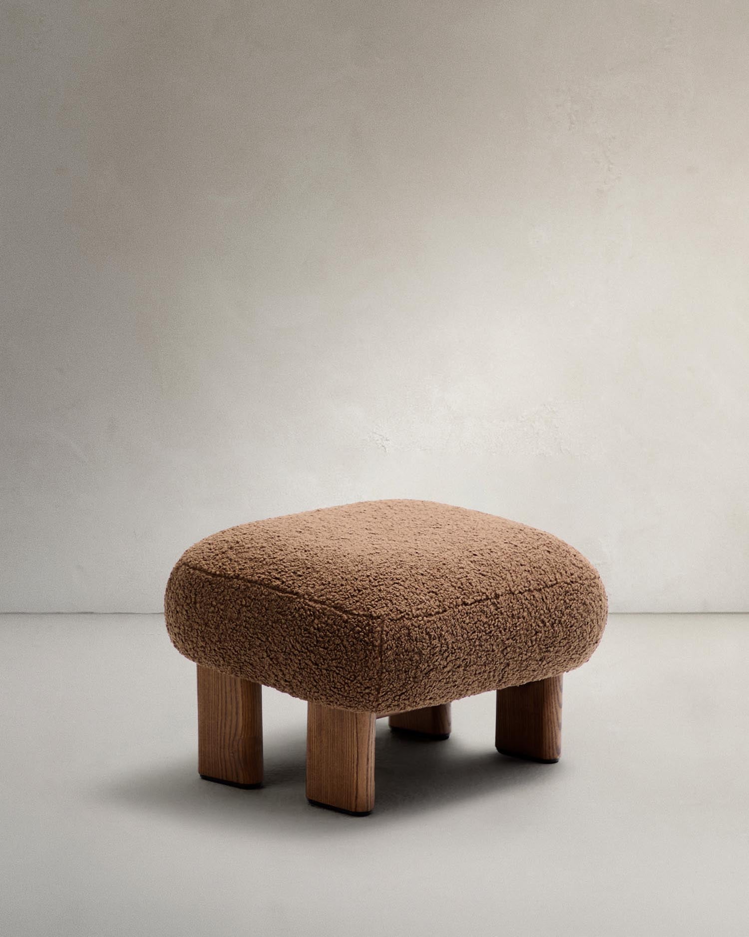 Fussstütze Nema mit taupefarbenem Bouclé Beine massives Eschenholz mit Walnuss-Finish 65x55,4cm FSC 100% in Taupe präsentiert im Onlineshop von KAQTU Design AG. Ottoman ist von Kave Home