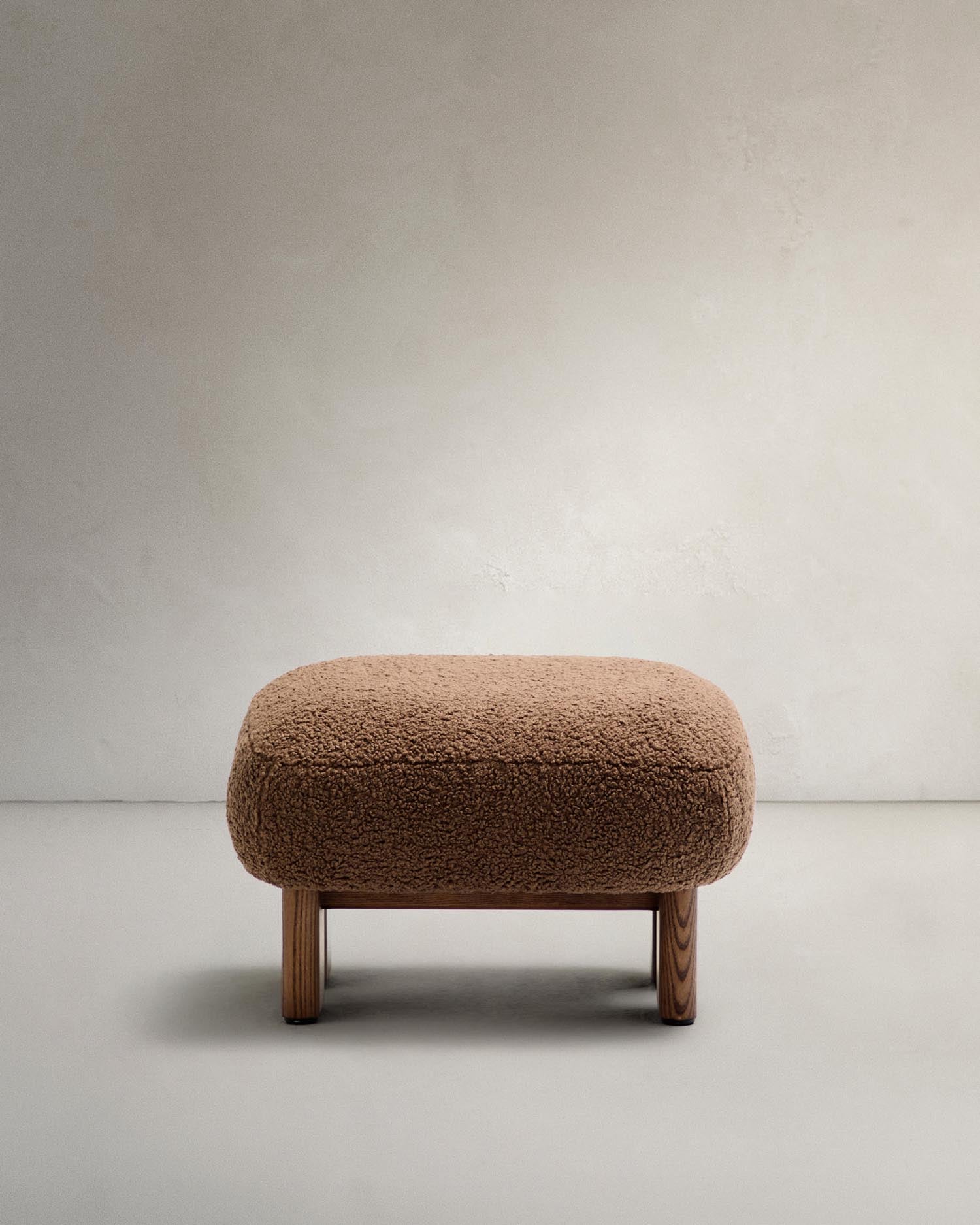 Fussstütze Nema mit taupefarbenem Bouclé Beine massives Eschenholz mit Walnuss-Finish 65x55,4cm FSC 100% in Taupe präsentiert im Onlineshop von KAQTU Design AG. Ottoman ist von Kave Home