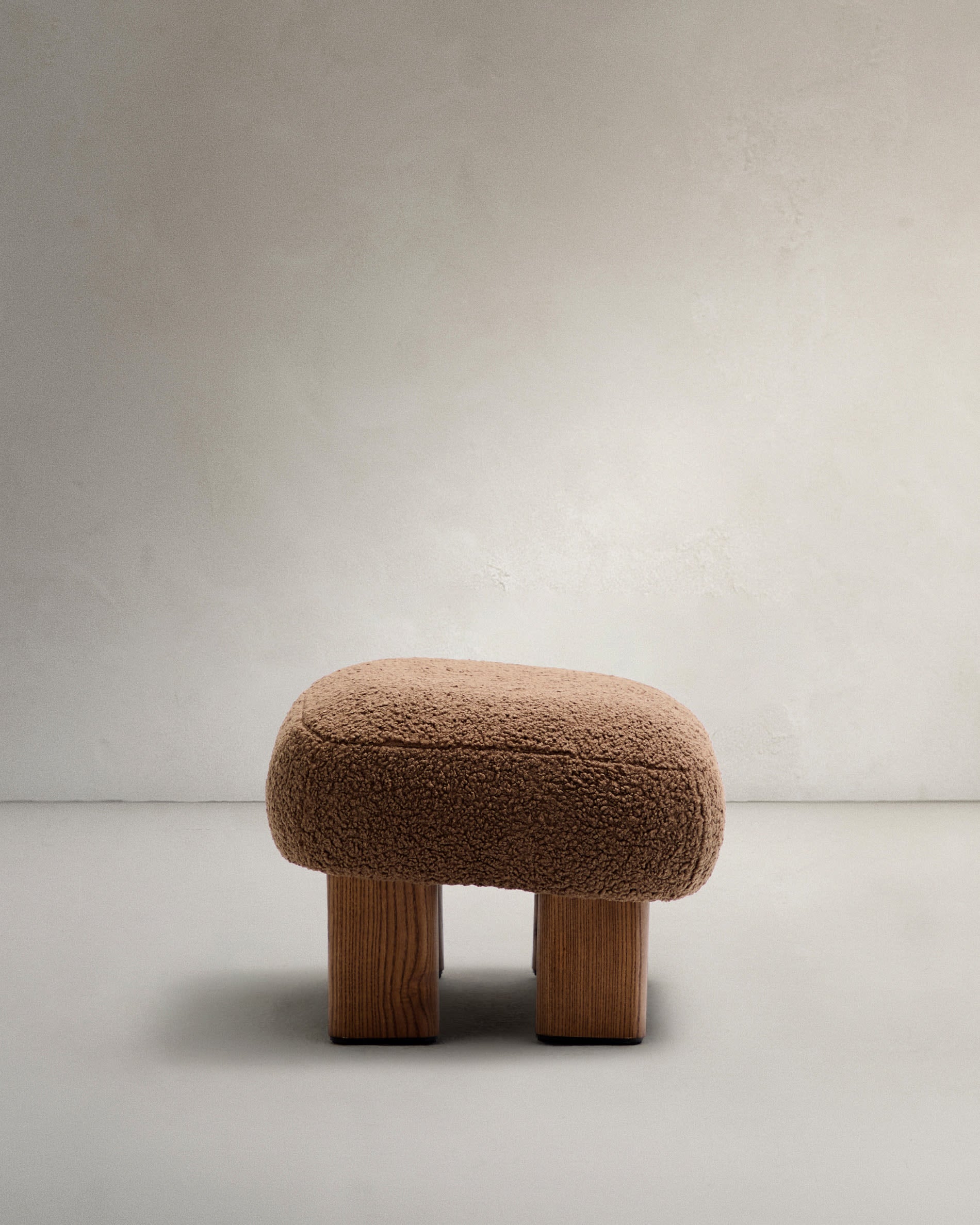 Fussstütze Nema mit taupefarbenem Bouclé Beine massives Eschenholz mit Walnuss-Finish 65x55,4cm FSC 100% in Taupe präsentiert im Onlineshop von KAQTU Design AG. Ottoman ist von Kave Home