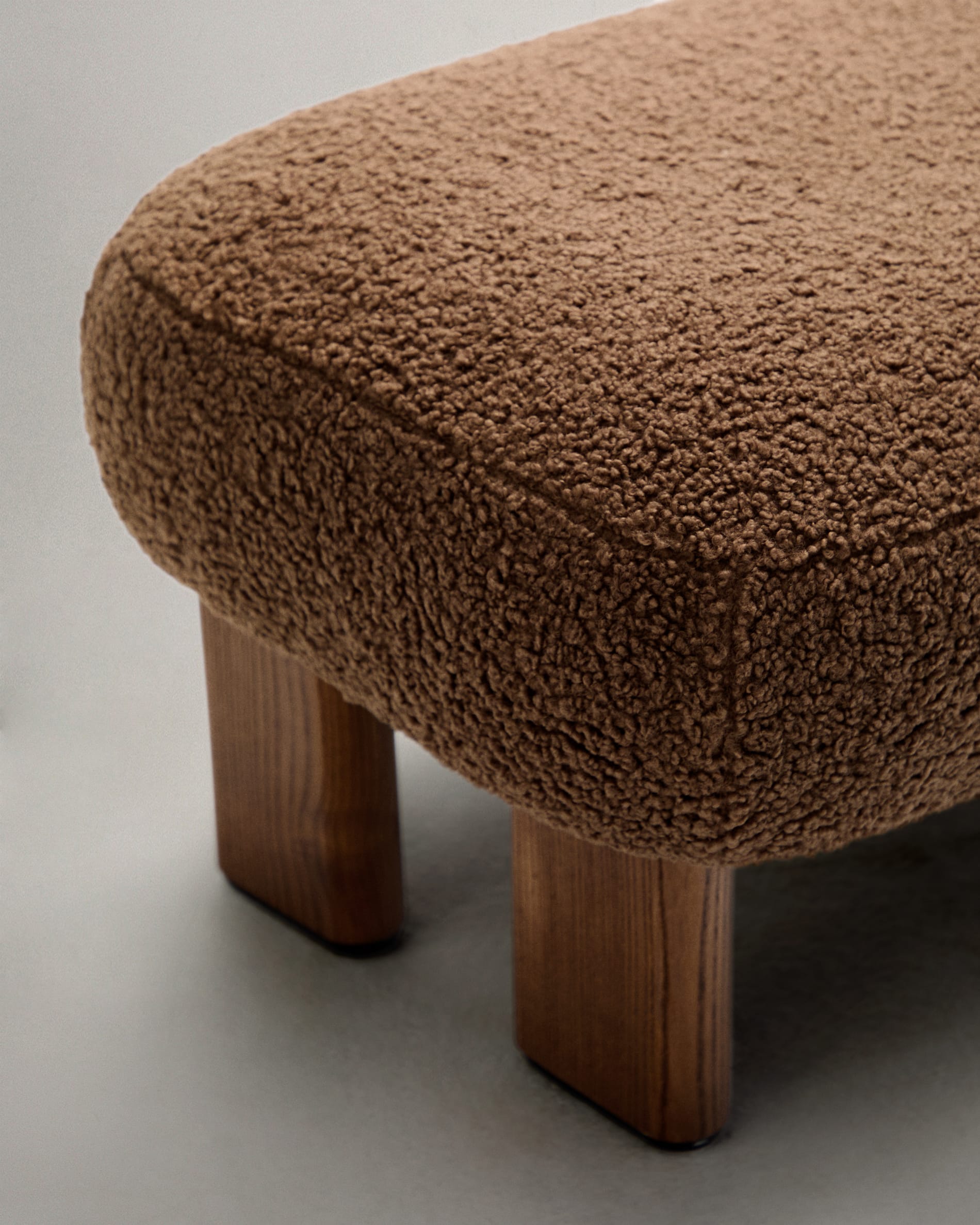 Fussstütze Nema mit taupefarbenem Bouclé Beine massives Eschenholz mit Walnuss-Finish 65x55,4cm FSC 100% in Taupe präsentiert im Onlineshop von KAQTU Design AG. Ottoman ist von Kave Home