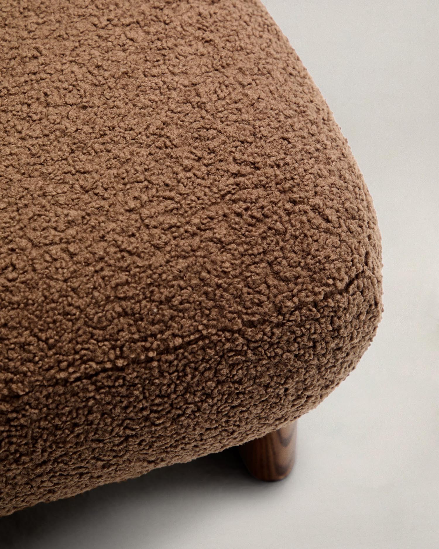 Fussstütze Nema mit taupefarbenem Bouclé Beine massives Eschenholz mit Walnuss-Finish 65x55,4cm FSC 100% in Taupe präsentiert im Onlineshop von KAQTU Design AG. Ottoman ist von Kave Home