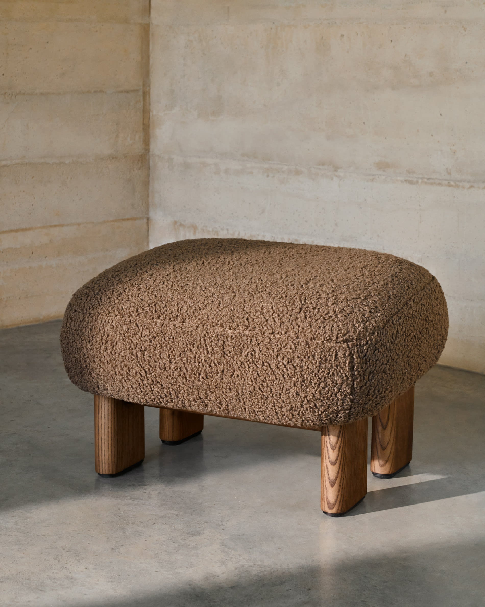 Fussstütze Nema mit taupefarbenem Bouclé Beine massives Eschenholz mit Walnuss-Finish 65x55,4cm FSC 100% in Taupe präsentiert im Onlineshop von KAQTU Design AG. Ottoman ist von Kave Home