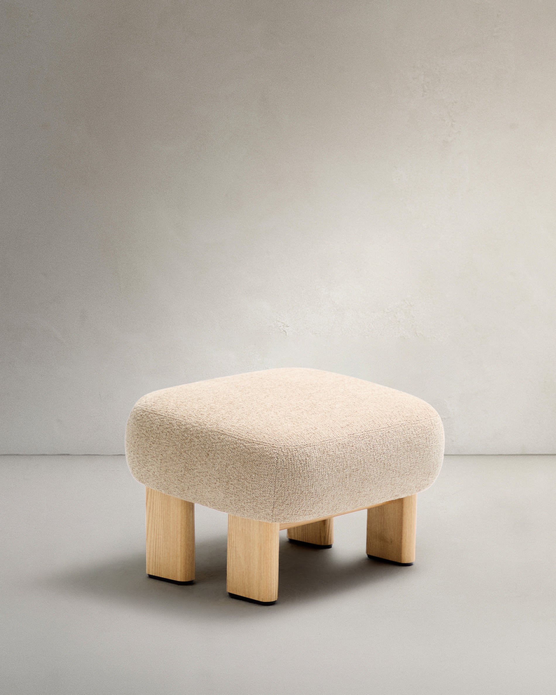 Fussstütze Nema Chenille beige und Beine aus massivem Eschenholz natürliches Finish 65x55,4cm FSC 100% in Beige präsentiert im Onlineshop von KAQTU Design AG. Ottoman ist von Kave Home