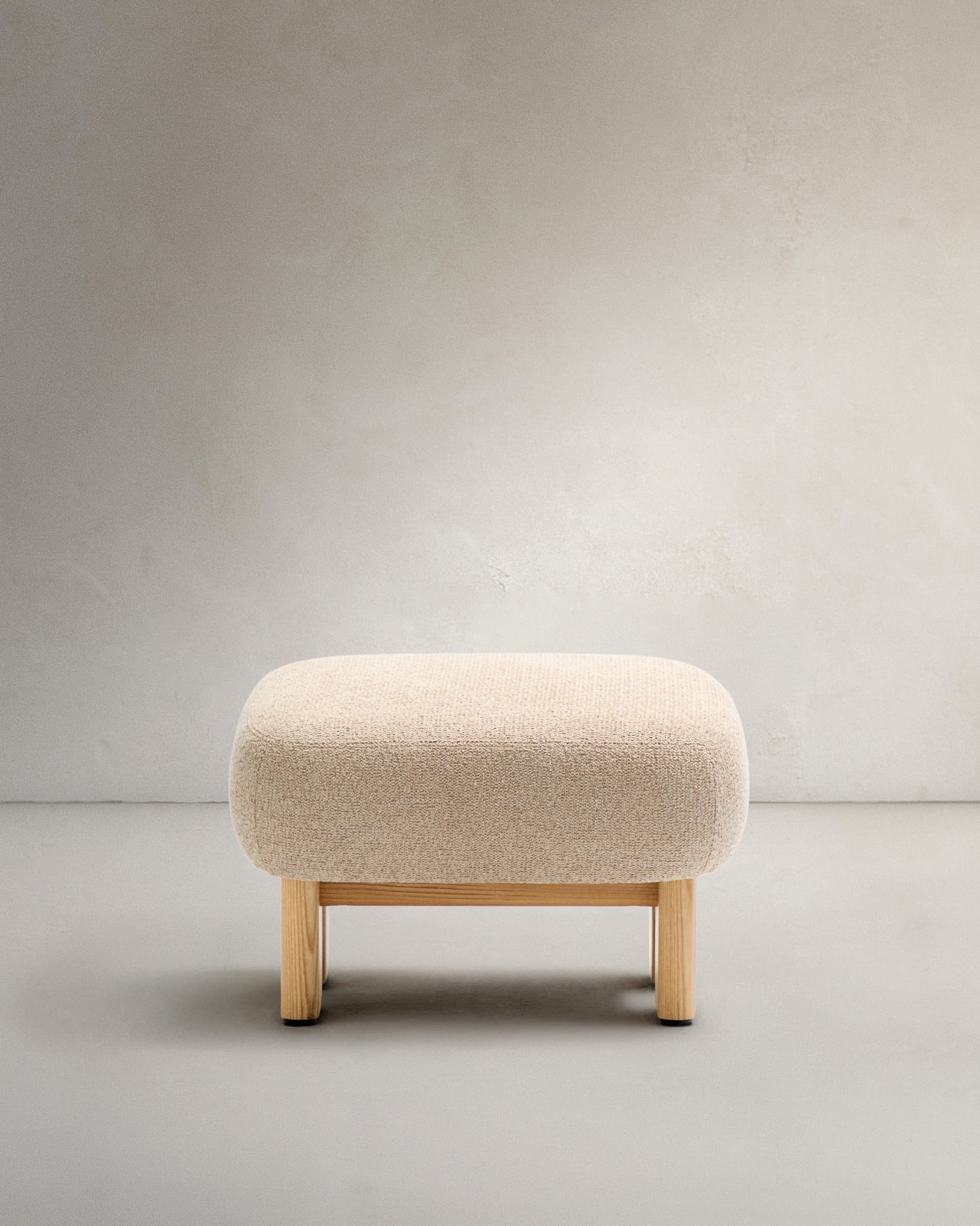 Fussstütze Nema Chenille beige und Beine aus massivem Eschenholz natürliches Finish 65x55,4cm FSC 100% in Beige präsentiert im Onlineshop von KAQTU Design AG. Ottoman ist von Kave Home