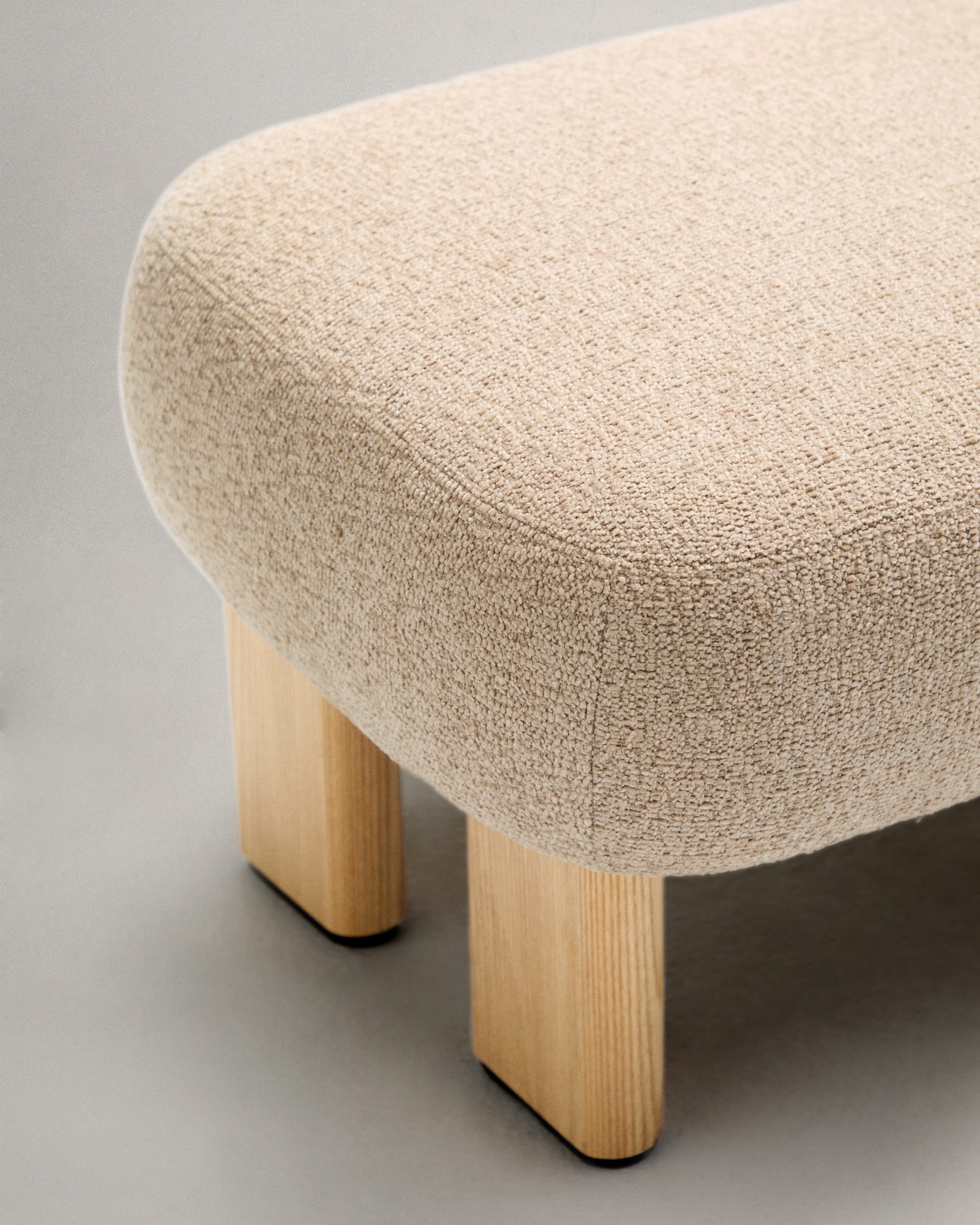 Fussstütze Nema Chenille beige und Beine aus massivem Eschenholz natürliches Finish 65x55,4cm FSC 100% in Beige präsentiert im Onlineshop von KAQTU Design AG. Ottoman ist von Kave Home