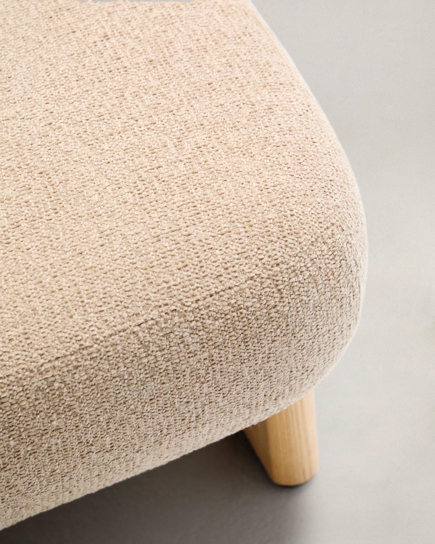 Fussstütze Nema Chenille beige und Beine aus massivem Eschenholz natürliches Finish 65x55,4cm FSC 100% in Beige präsentiert im Onlineshop von KAQTU Design AG. Ottoman ist von Kave Home