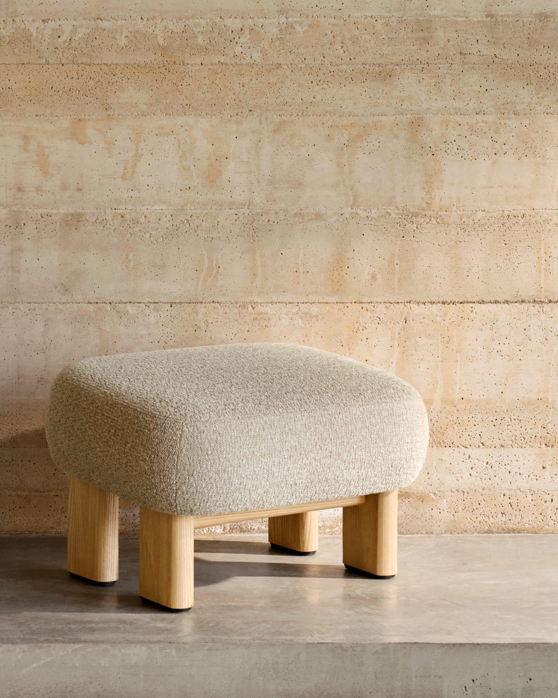 Fussstütze Nema Chenille beige und Beine aus massivem Eschenholz natürliches Finish 65x55,4cm FSC 100% in Beige präsentiert im Onlineshop von KAQTU Design AG. Ottoman ist von Kave Home