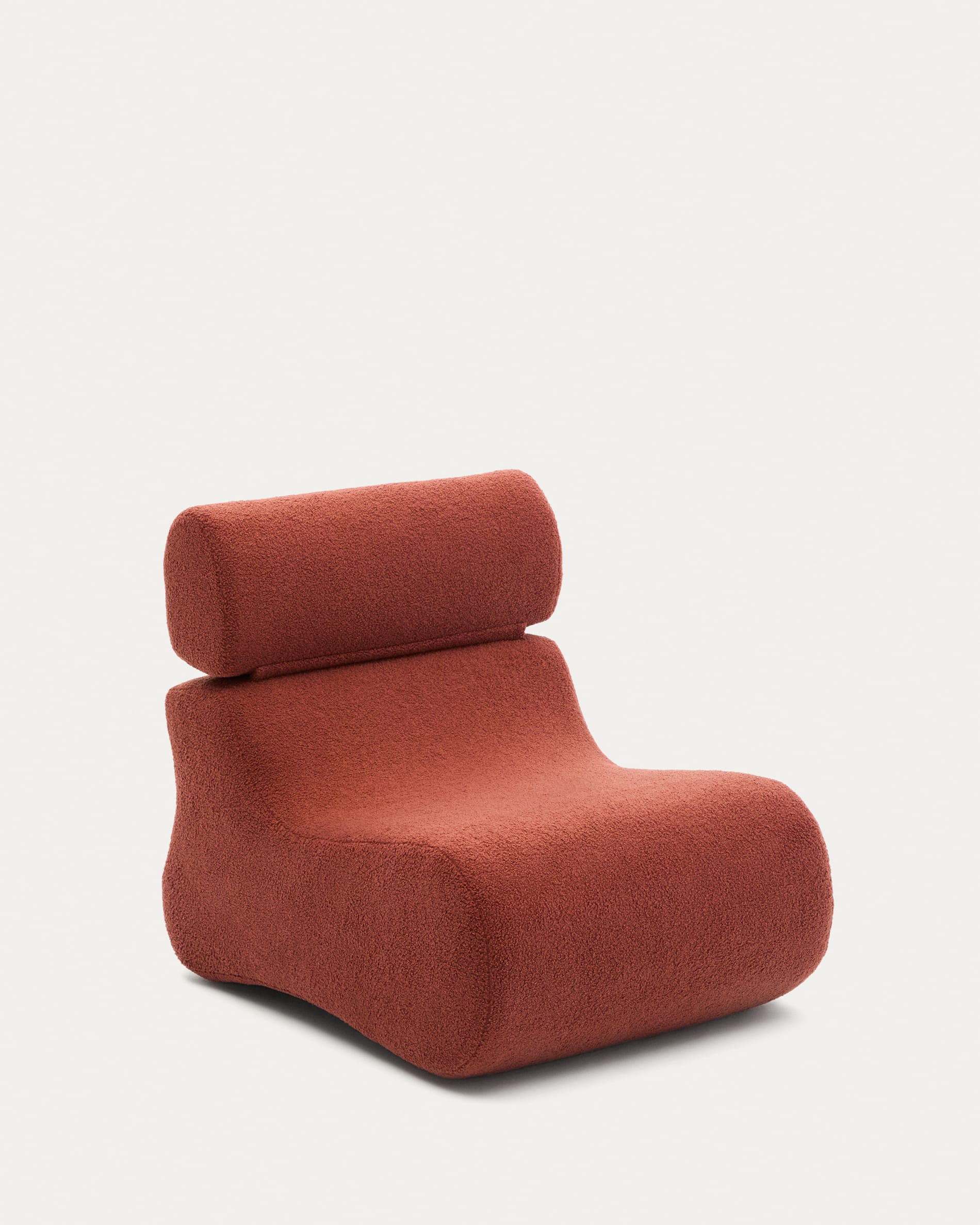 Sessel Club aus terrakottafarbenem Bouclé in Terrakotta präsentiert im Onlineshop von KAQTU Design AG. Sessel ist von Kave Home