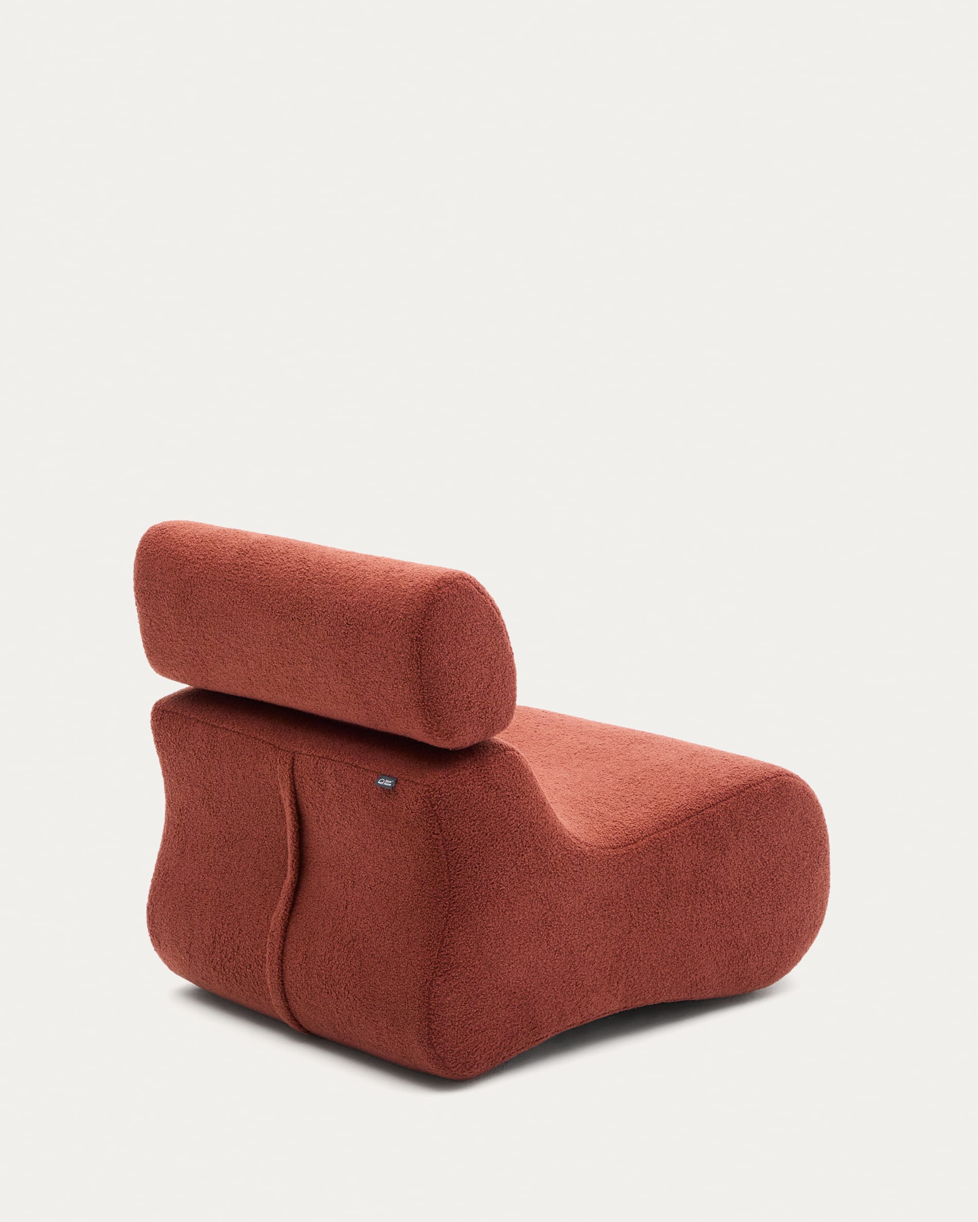 Sessel Club aus terrakottafarbenem Bouclé in Terrakotta präsentiert im Onlineshop von KAQTU Design AG. Sessel ist von Kave Home