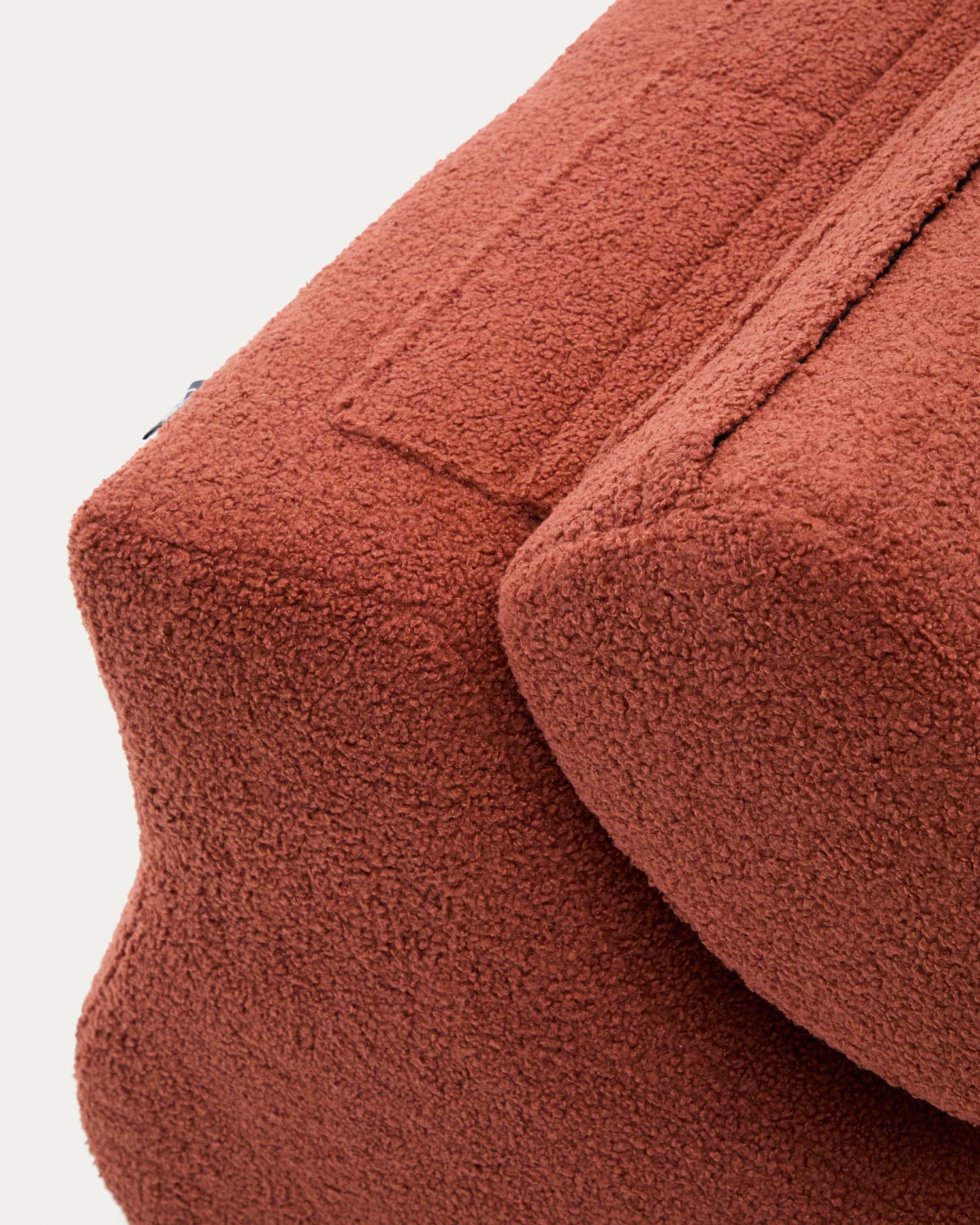 Sessel Club aus terrakottafarbenem Bouclé in Terrakotta präsentiert im Onlineshop von KAQTU Design AG. Sessel ist von Kave Home