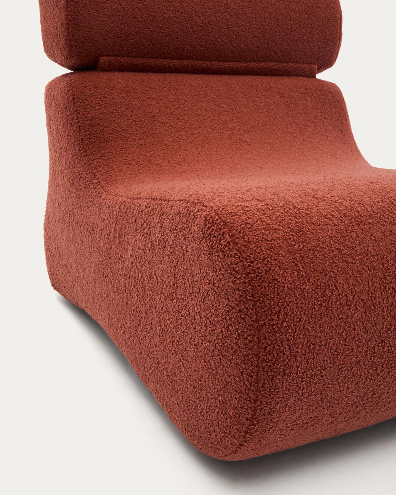 Sessel Club aus terrakottafarbenem Bouclé in Terrakotta präsentiert im Onlineshop von KAQTU Design AG. Sessel ist von Kave Home