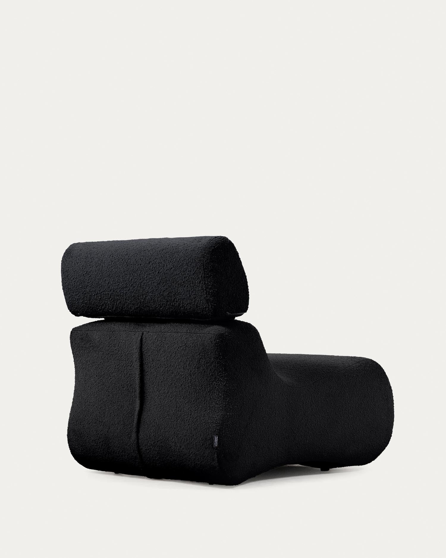 Sessel Club mit Bouclé-Stoff in Schwarz in Schwarz präsentiert im Onlineshop von KAQTU Design AG. Sessel ist von Kave Home