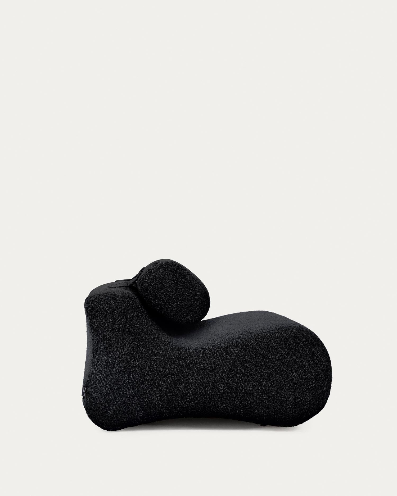 Sessel Club mit Bouclé-Stoff in Schwarz in Schwarz präsentiert im Onlineshop von KAQTU Design AG. Sessel ist von Kave Home