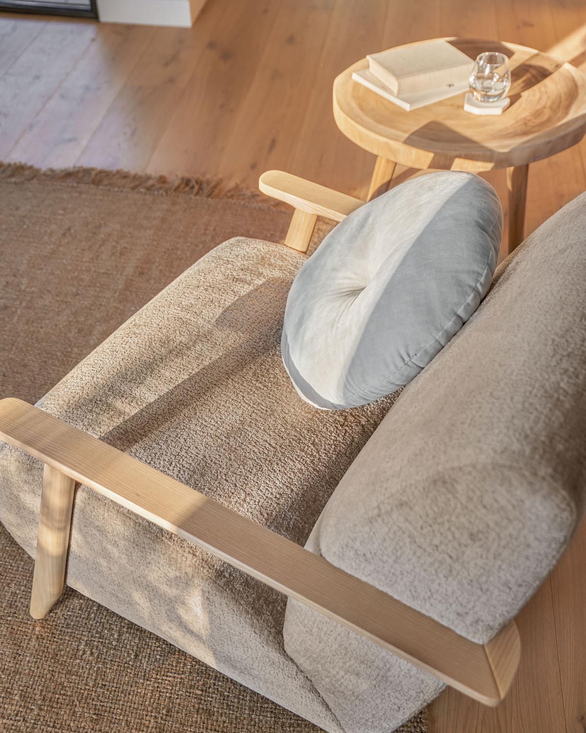 Sessel Meghan aus beiger Chenille und Holz mit natürlichem Finish in Beige präsentiert im Onlineshop von KAQTU Design AG. Sessel mit Armlehnen ist von Kave Home