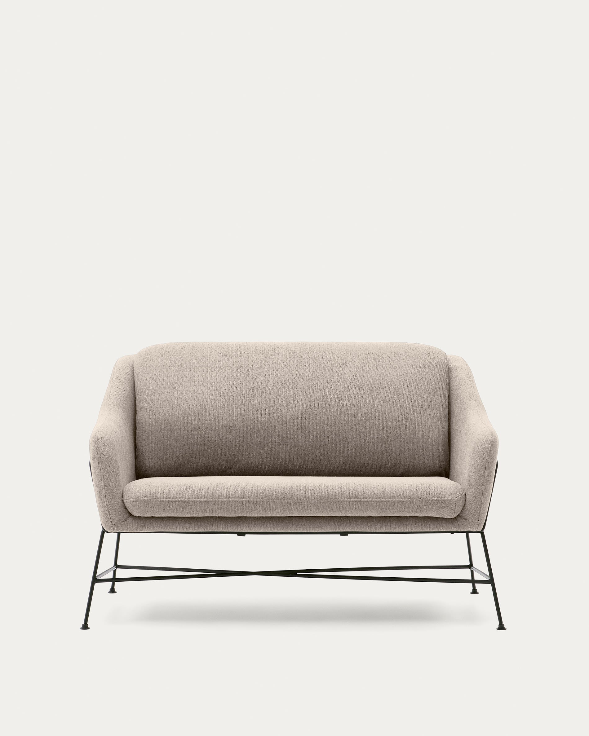 Brida 2-Sitzer-Sofa in Beige und Stahlbeine mit schwarzem Finish 128 cm in Beige präsentiert im Onlineshop von KAQTU Design AG. 2er Sofa ist von Kave Home