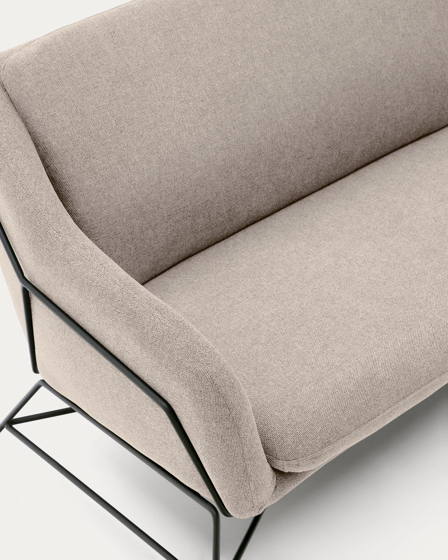 Brida 2-Sitzer-Sofa in Beige und Stahlbeine mit schwarzem Finish 128 cm in Beige präsentiert im Onlineshop von KAQTU Design AG. 2er Sofa ist von Kave Home