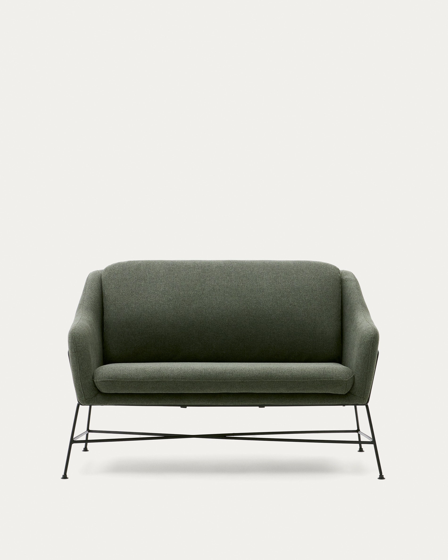 Brida 2-Sitzer-Sofa in Grün und Stahlbeine mit schwarzem Finish 128 cm in Grün präsentiert im Onlineshop von KAQTU Design AG. 2er Sofa ist von Kave Home