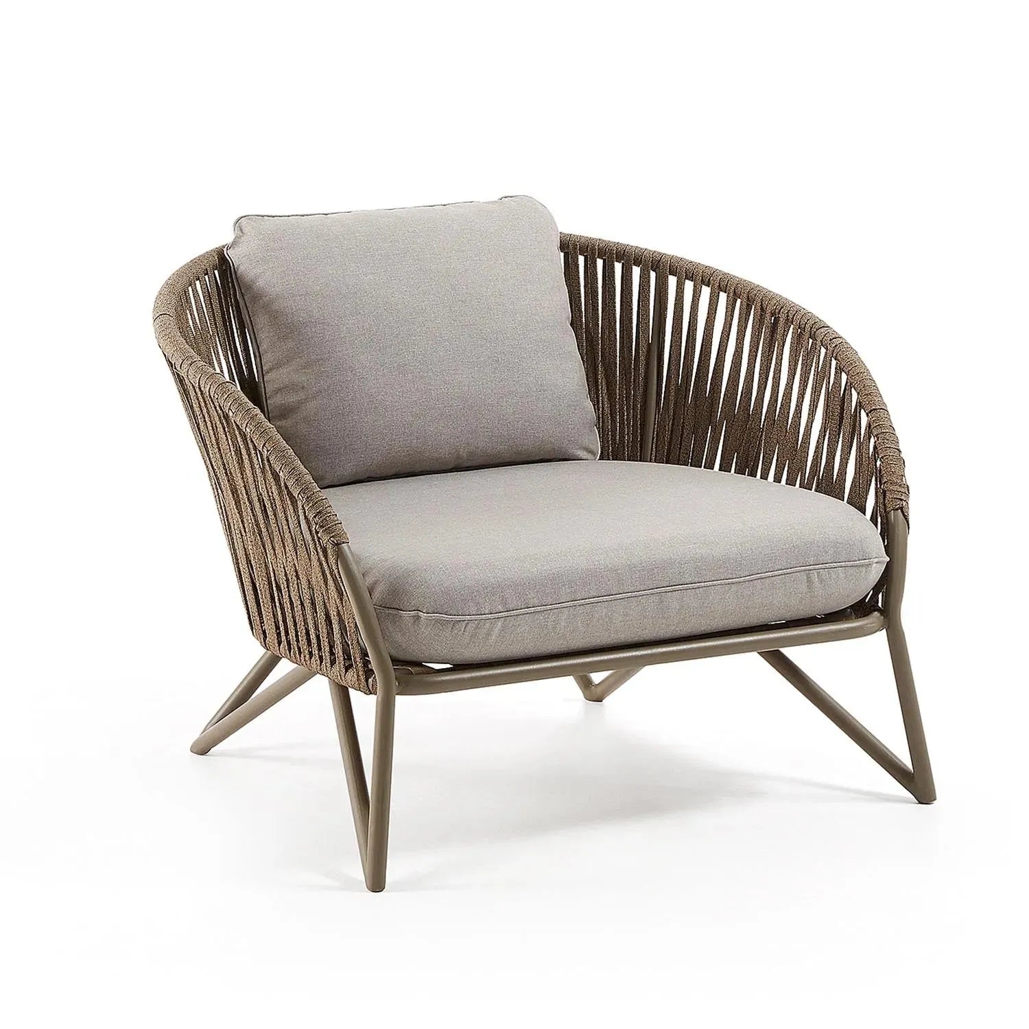 Eleganter Branzie Sessel von Kave Home: Modernes Design, braunes Seil, ideal für Terrasse und Garten. Komfort und Stil vereint.