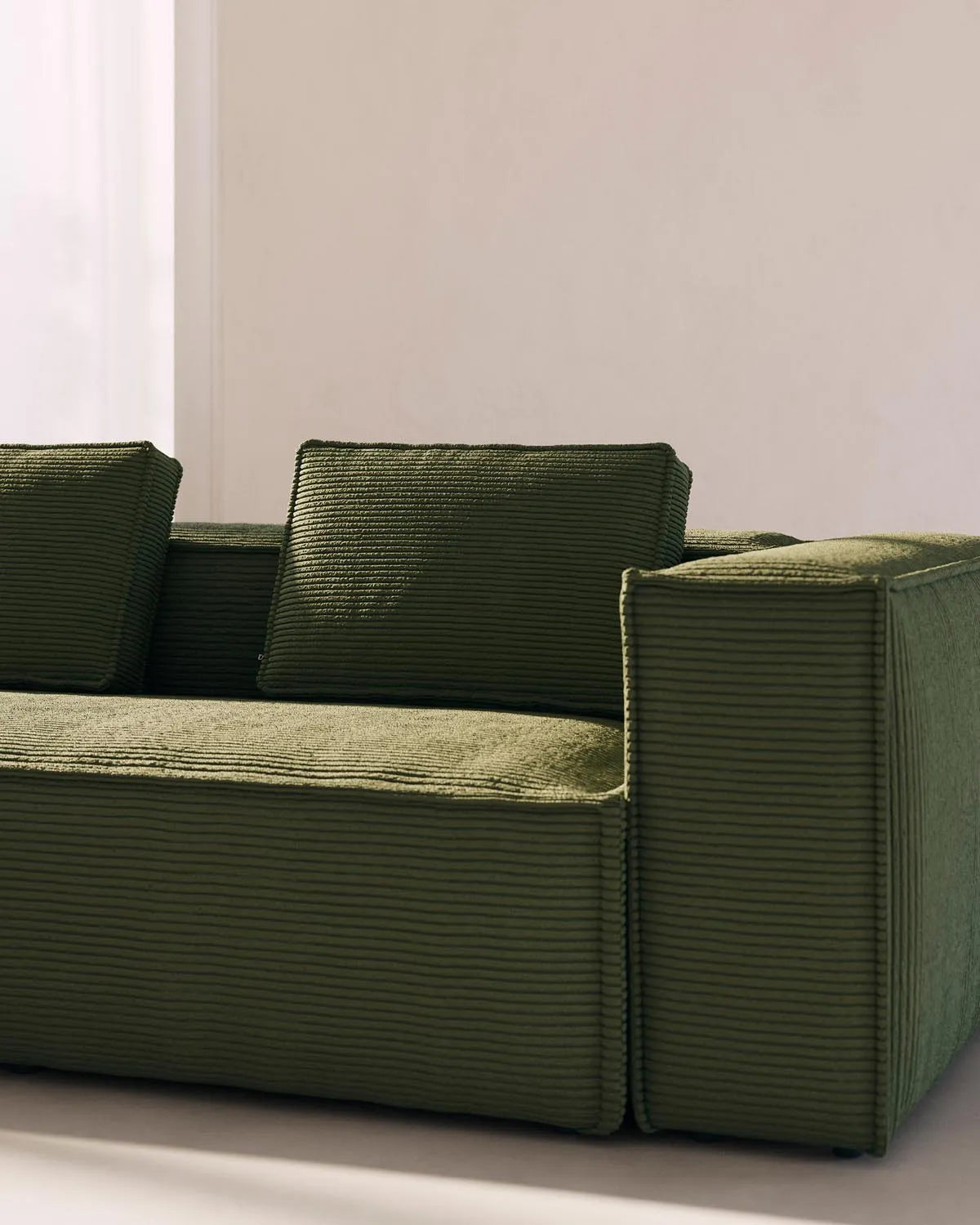 Kave Home Blok Sofa: 3-Sitzer, 240 cm, grüner Cord, stilvoll & bequem.