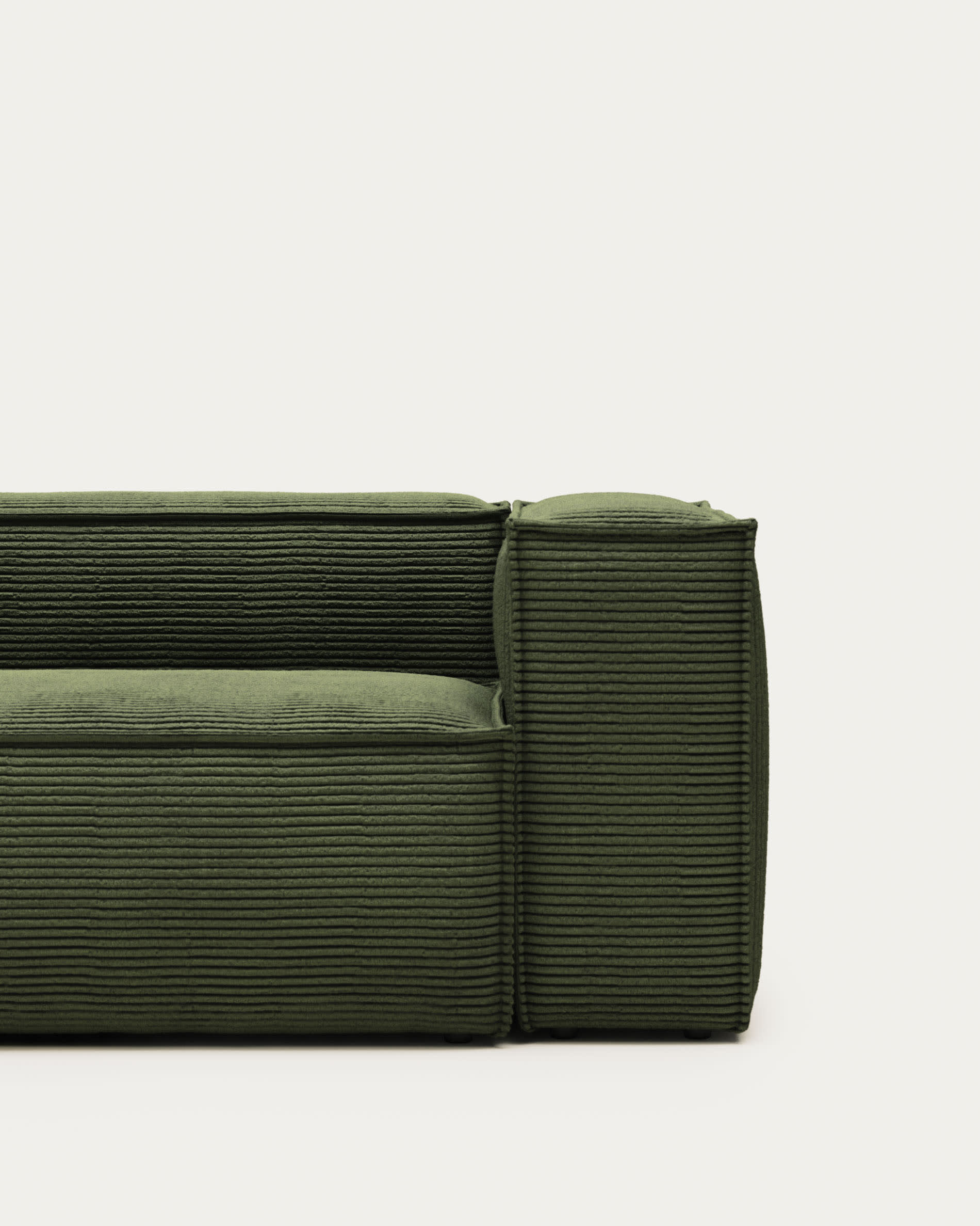 Blok 2-Sitzer-Sofa breiter Cord grün 210 cm FSC Mix Credit in Grün präsentiert im Onlineshop von KAQTU Design AG. 2er Sofa ist von Kave Home