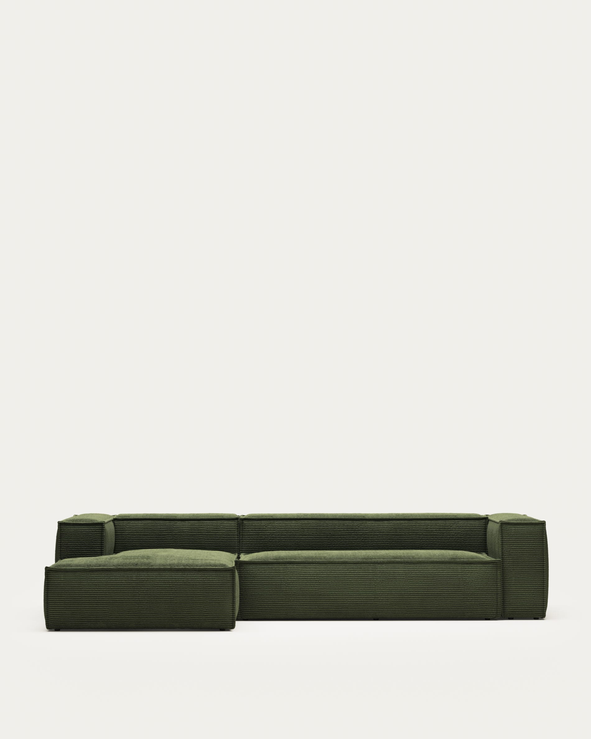 Blok 4-Sitzer-Sofa mit Chaiselongue links breiter Cord grün 330 cm FSC Mix Credit in Grün präsentiert im Onlineshop von KAQTU Design AG. 4er Sofa ist von Kave Home