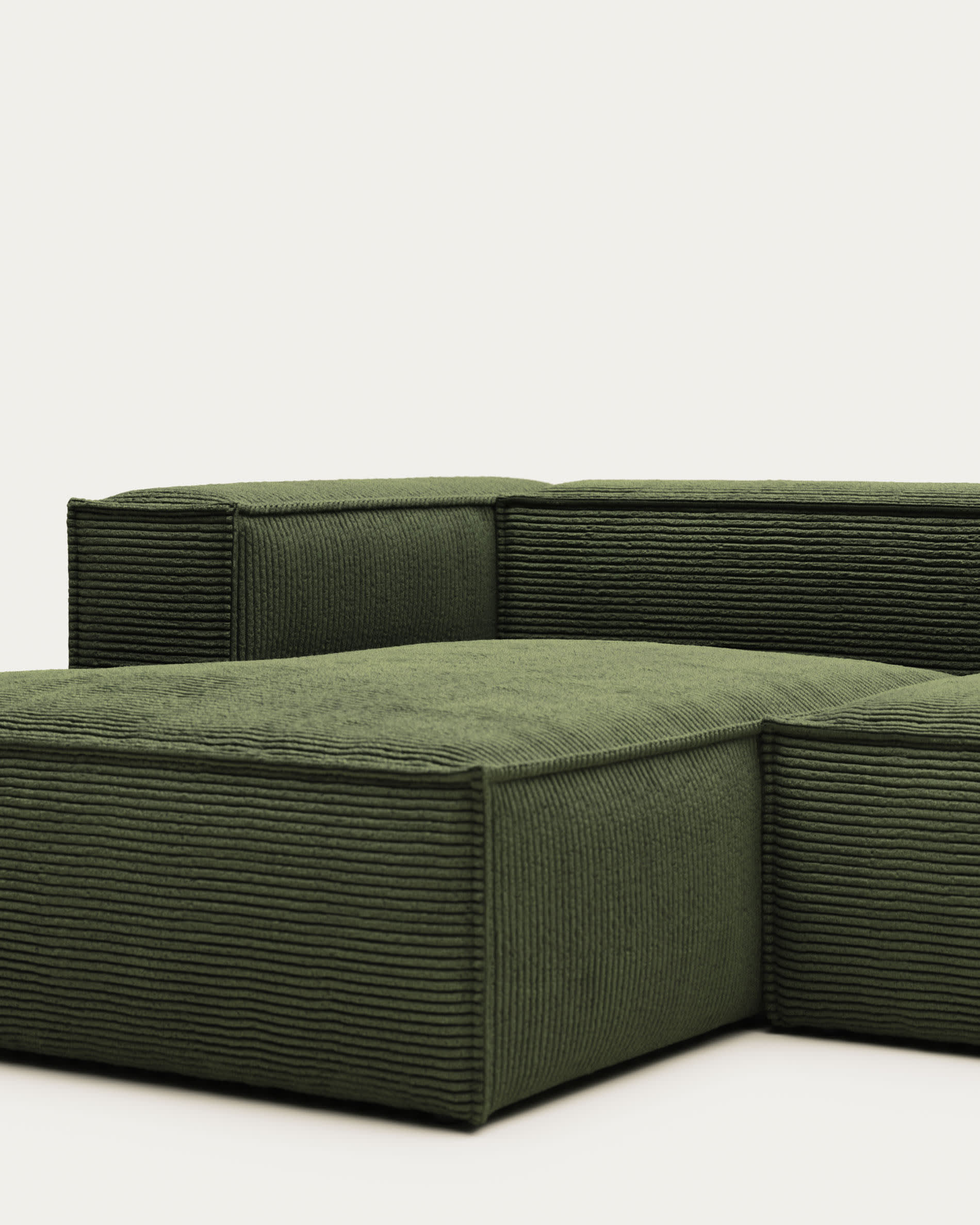 Blok 4-Sitzer-Sofa mit Chaiselongue links breiter Cord grün 330 cm FSC Mix Credit in Grün präsentiert im Onlineshop von KAQTU Design AG. 4er Sofa ist von Kave Home