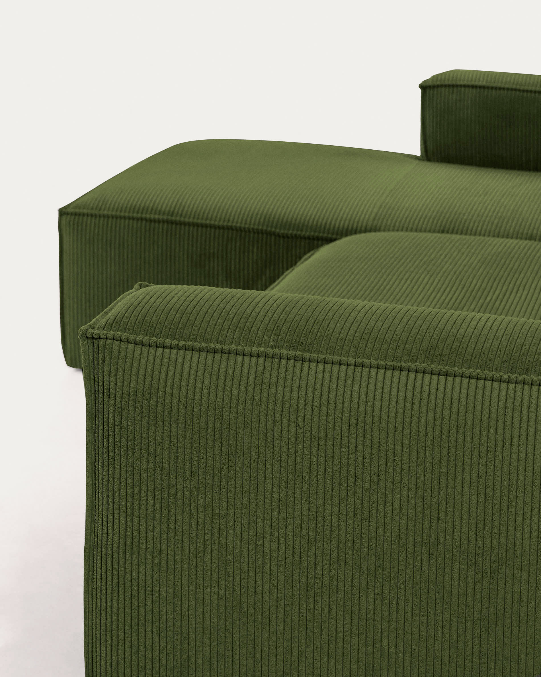 Blok 4-Sitzer-Sofa mit Chaiselongue links breiter Cord grün 330 cm FSC Mix Credit in Grün präsentiert im Onlineshop von KAQTU Design AG. 4er Sofa ist von Kave Home