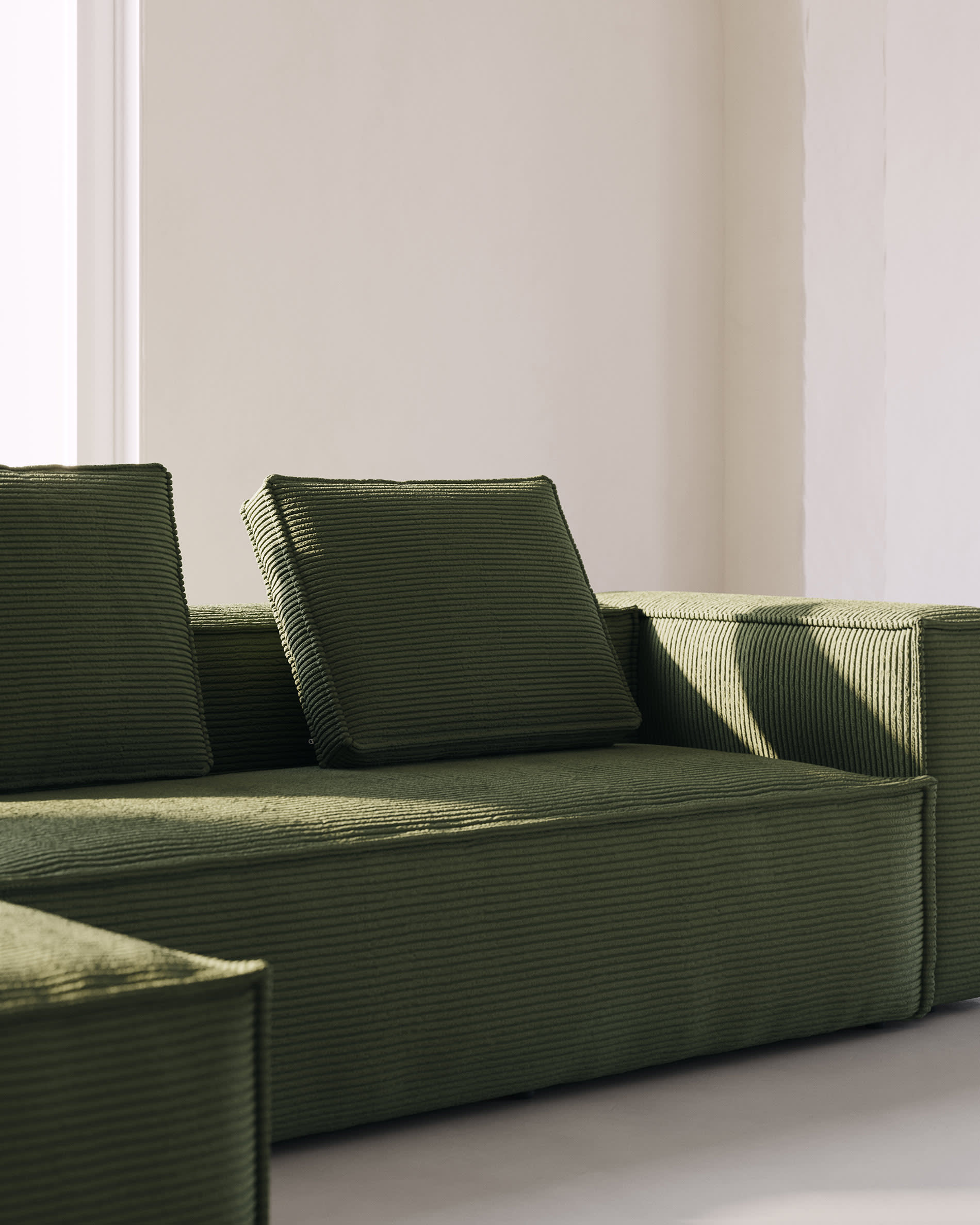 Blok 4-Sitzer-Sofa mit Chaiselongue links breiter Cord grün 330 cm FSC Mix Credit in Grün präsentiert im Onlineshop von KAQTU Design AG. 4er Sofa ist von Kave Home