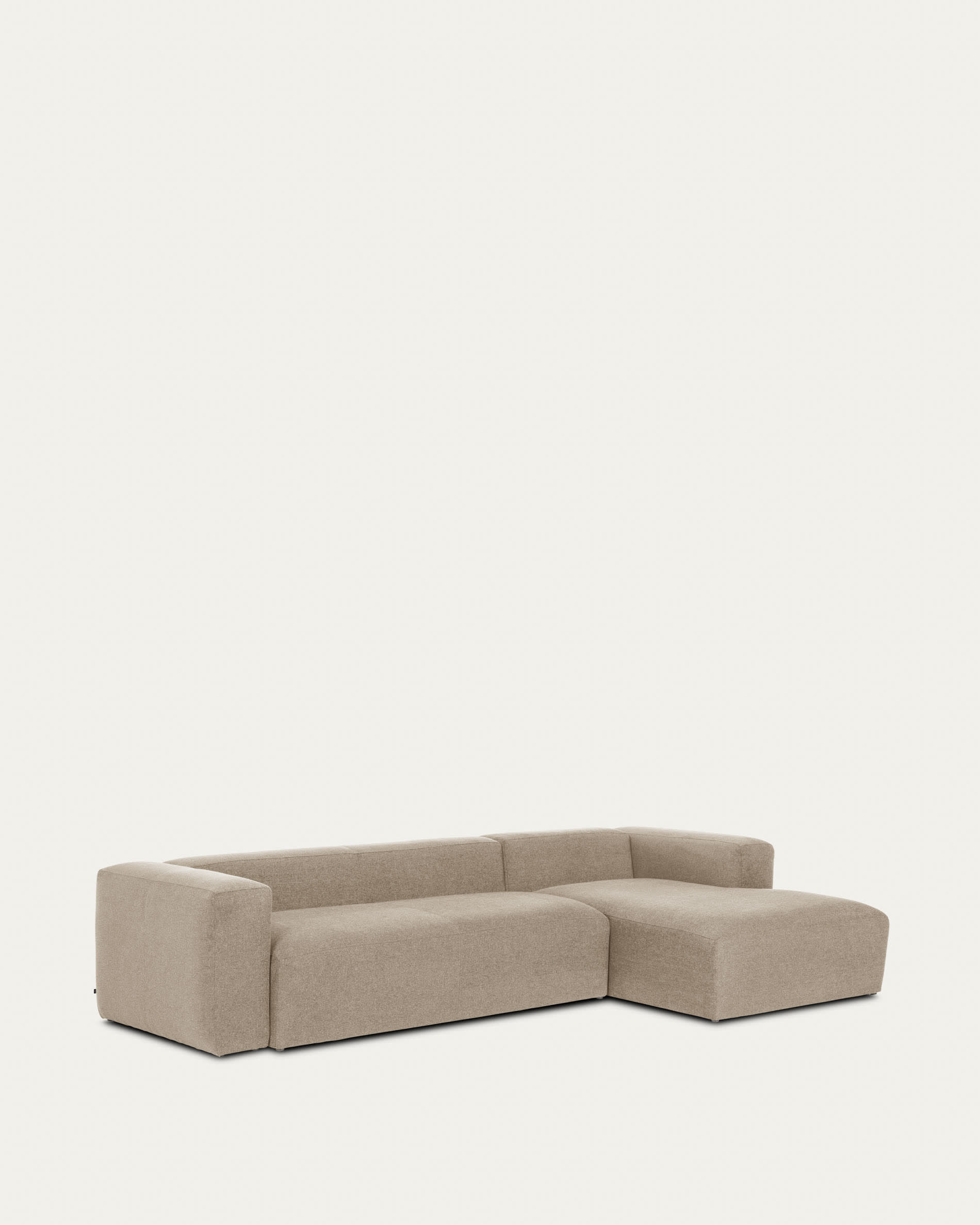 Blok 4-Sitzer Sofa mit Chaiselongue rechts beige 330 cm FSC Mix Credit in Beige präsentiert im Onlineshop von KAQTU Design AG. 4er Sofa ist von Kave Home