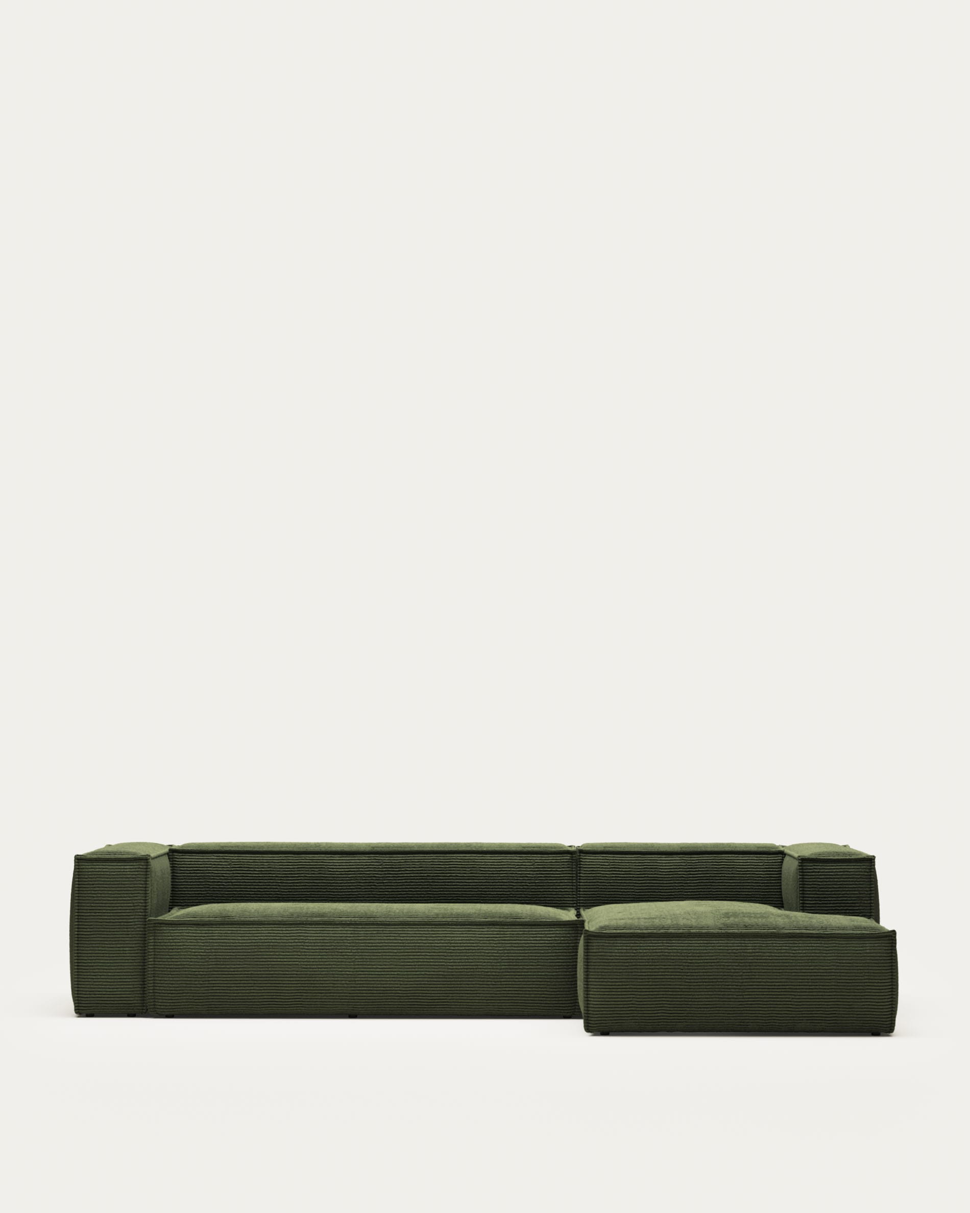 Blok 4-Sitzer-Sofa mit Chaiselongue rechts und breitem Cord grün 330cm FSC Mix Credit in Grün präsentiert im Onlineshop von KAQTU Design AG. 4er Sofa ist von Kave Home