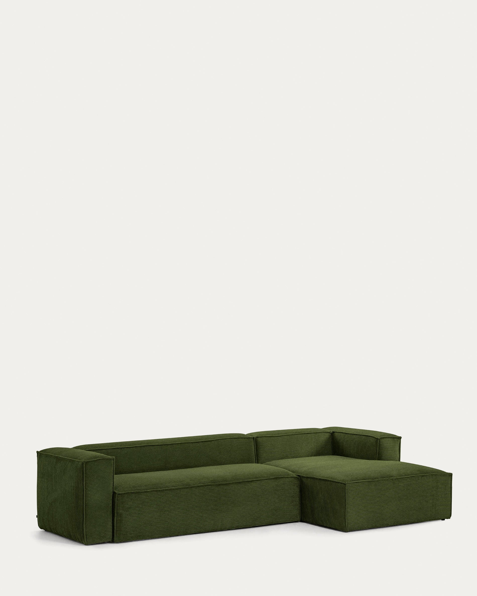 Blok 4-Sitzer-Sofa mit Chaiselongue rechts und breitem Cord grün 330cm FSC Mix Credit in Grün präsentiert im Onlineshop von KAQTU Design AG. 4er Sofa ist von Kave Home