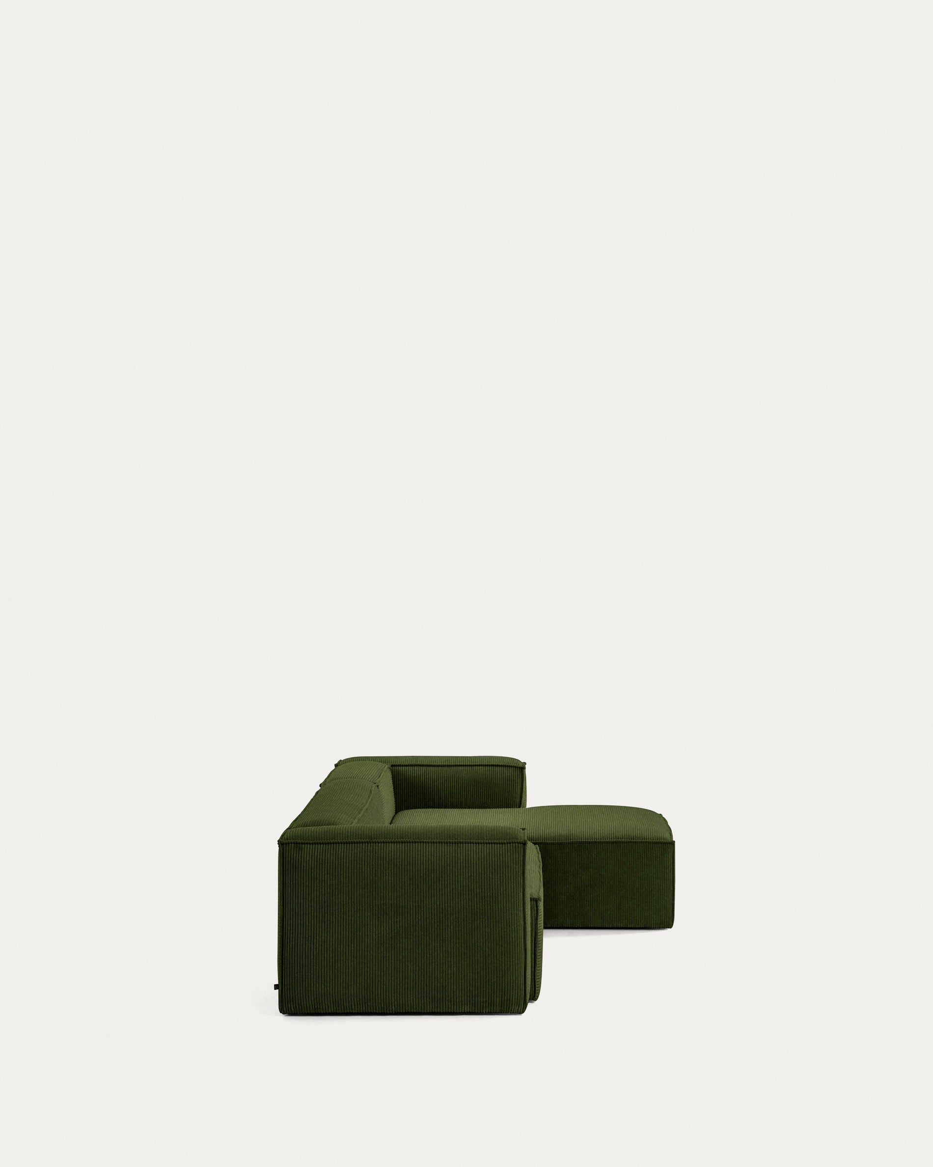 Blok 4-Sitzer-Sofa mit Chaiselongue rechts und breitem Cord grün 330cm FSC Mix Credit in Grün präsentiert im Onlineshop von KAQTU Design AG. 4er Sofa ist von Kave Home