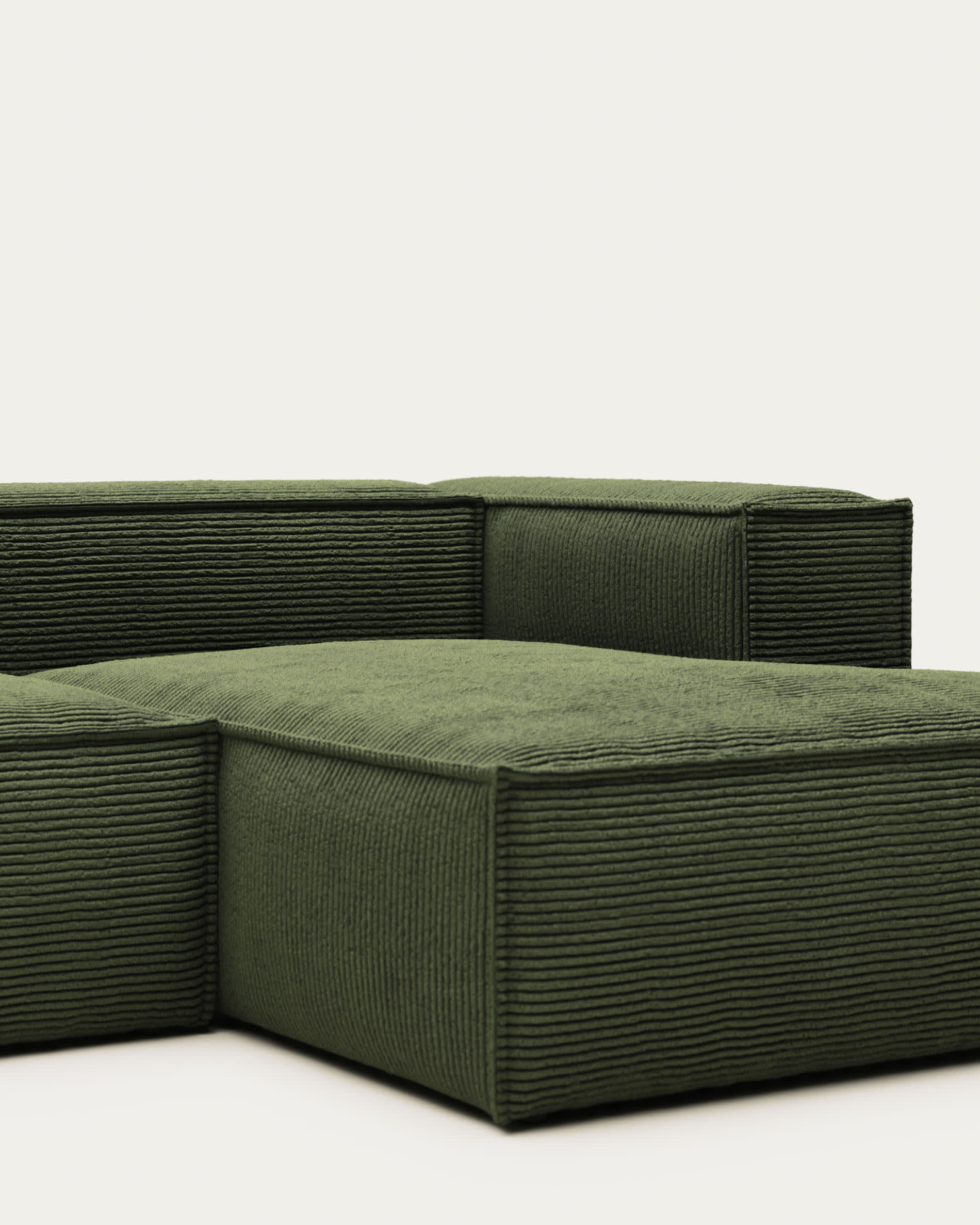 Blok 4-Sitzer-Sofa mit Chaiselongue rechts und breitem Cord grün 330cm FSC Mix Credit in Grün präsentiert im Onlineshop von KAQTU Design AG. 4er Sofa ist von Kave Home