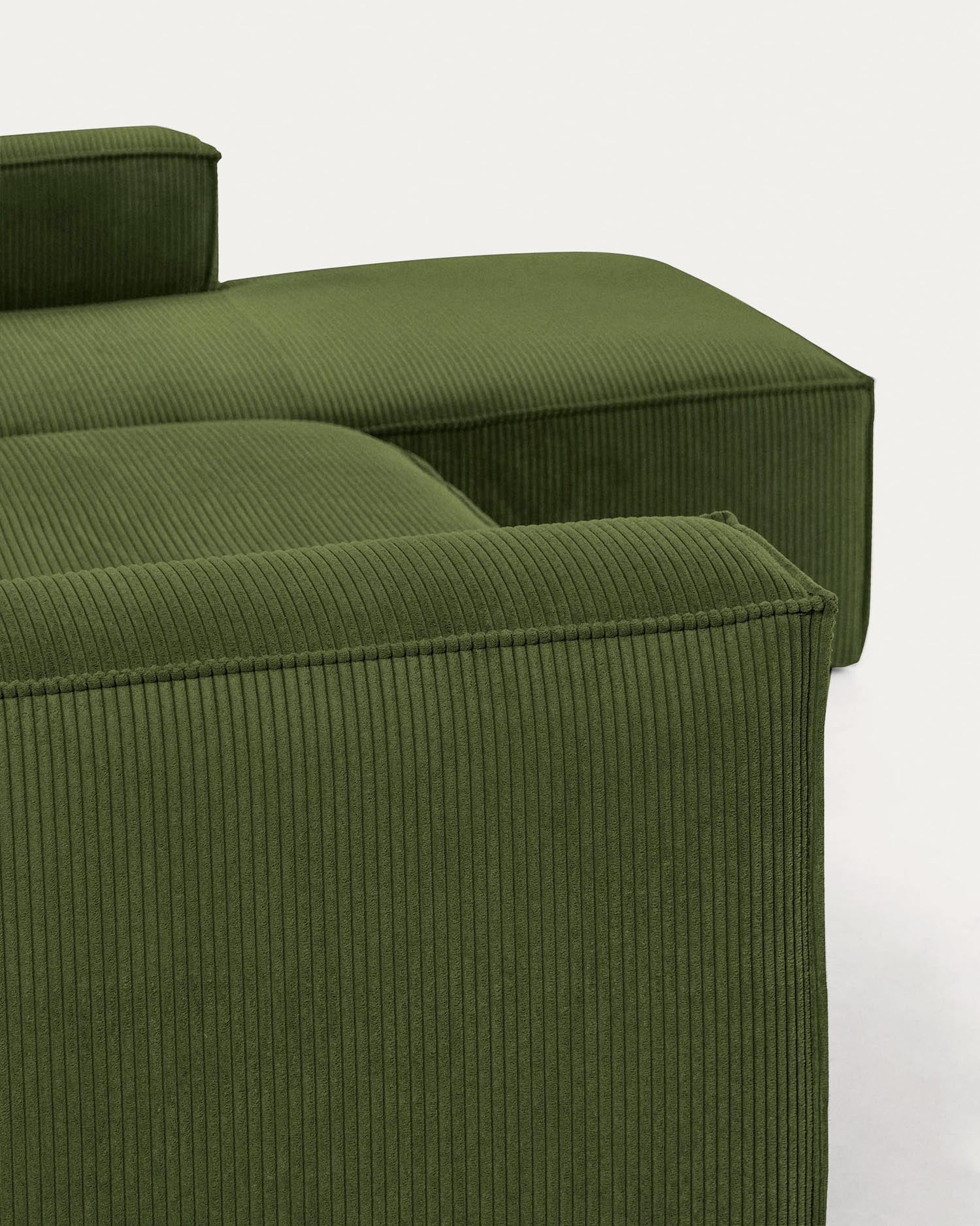 Blok 4-Sitzer-Sofa mit Chaiselongue rechts und breitem Cord grün 330cm FSC Mix Credit in Grün präsentiert im Onlineshop von KAQTU Design AG. 4er Sofa ist von Kave Home