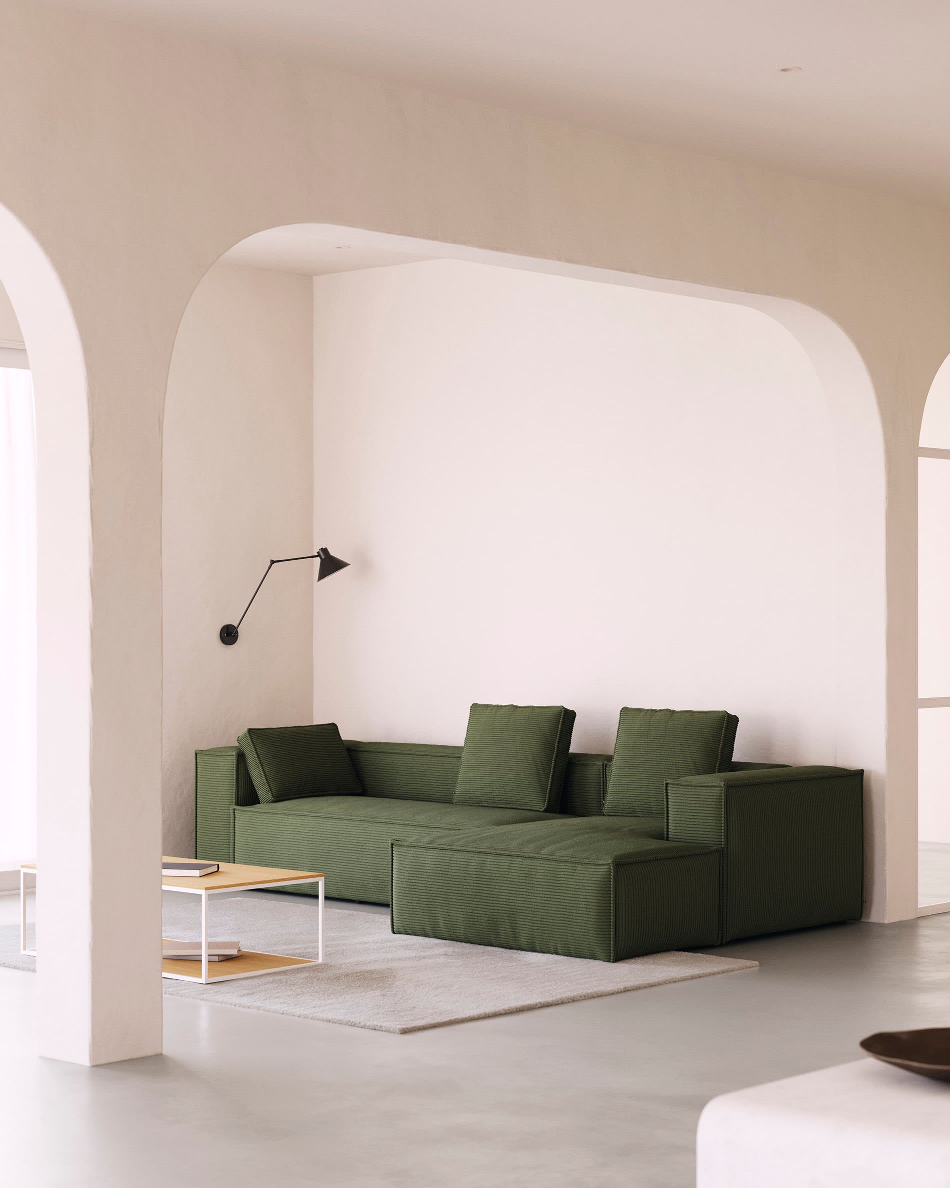 Blok 4-Sitzer-Sofa mit Chaiselongue rechts und breitem Cord grün 330cm FSC Mix Credit in Grün präsentiert im Onlineshop von KAQTU Design AG. 4er Sofa ist von Kave Home