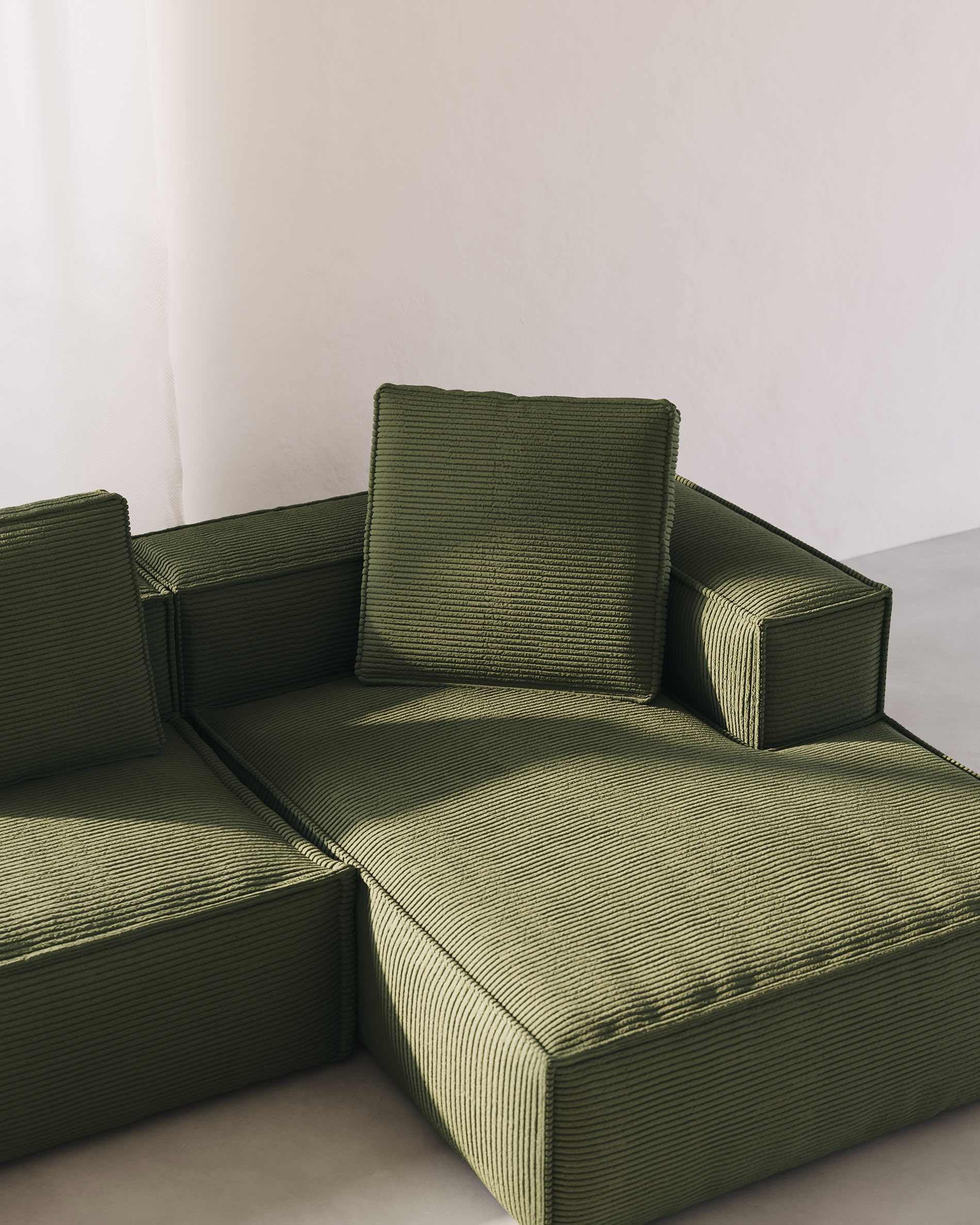 Blok 4-Sitzer-Sofa mit Chaiselongue rechts und breitem Cord grün 330cm FSC Mix Credit in Grün präsentiert im Onlineshop von KAQTU Design AG. 4er Sofa ist von Kave Home