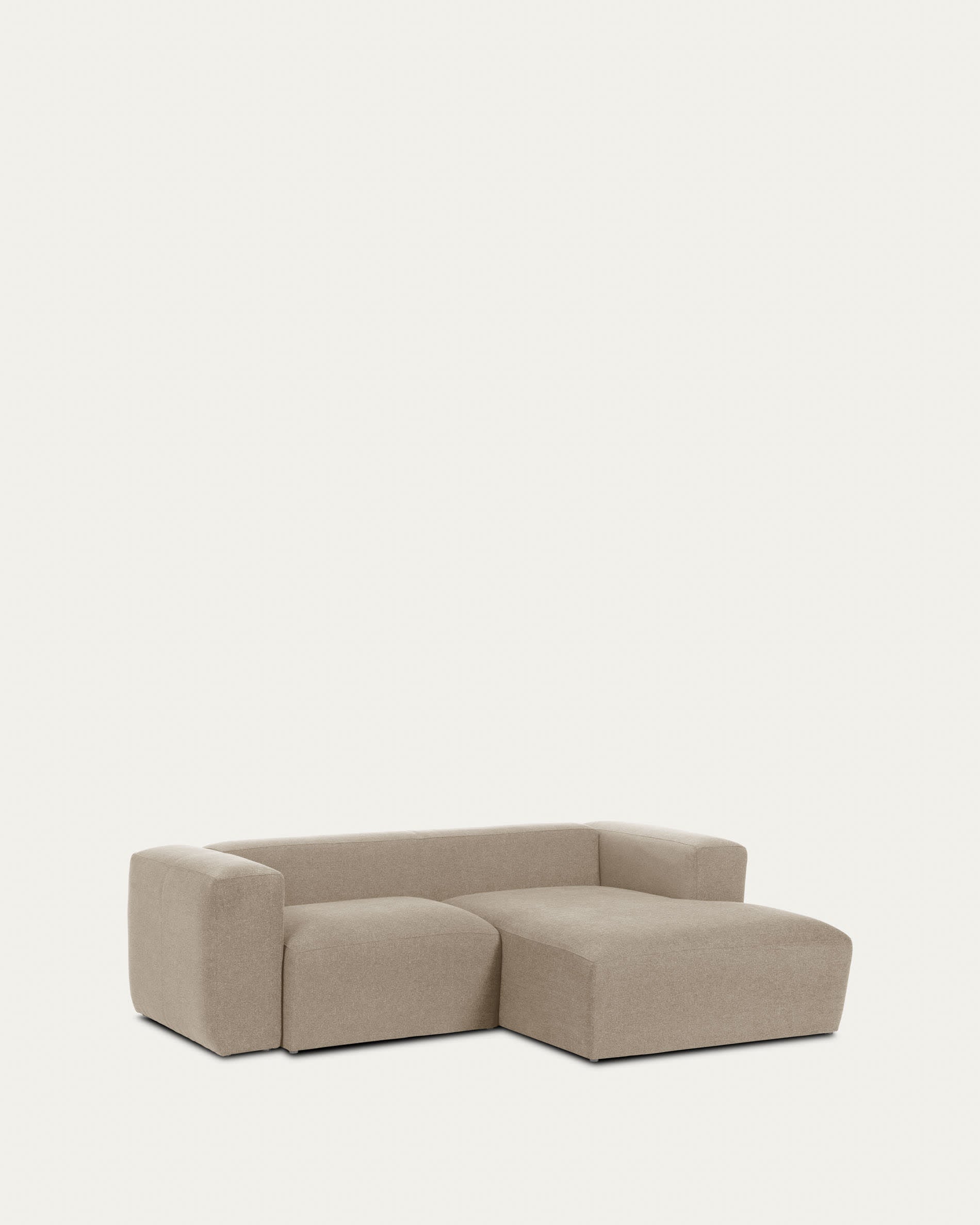 Blok 2-Sitzer Sofa mit Chaiselongue rechts beige 240 cm FSC Mix Credit in Beige präsentiert im Onlineshop von KAQTU Design AG. 2er Sofa ist von Kave Home