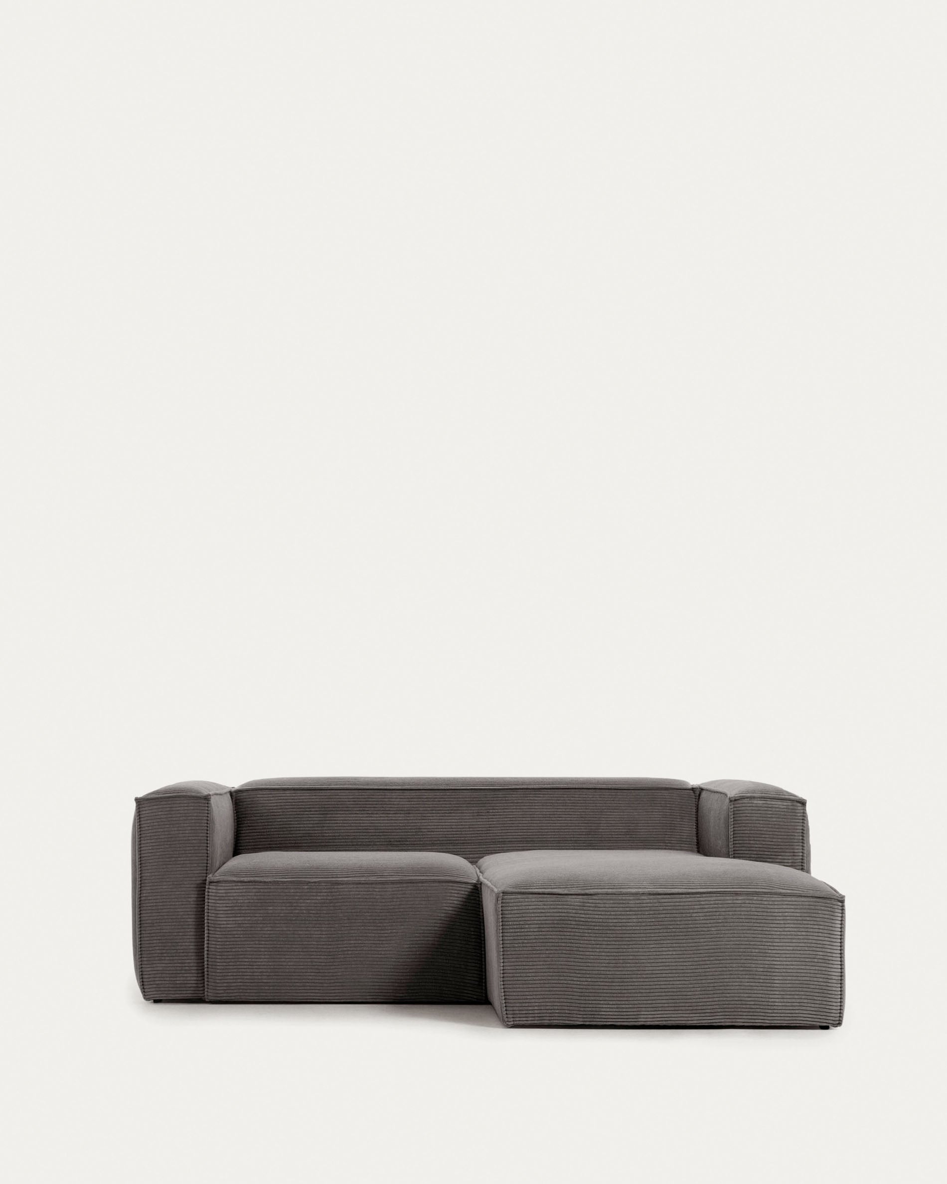 Blok 2-Sitzer-Sofa mit Chaiselongue rechts breiter Cord grau 240 cm FSC Mix Credit in Grau präsentiert im Onlineshop von KAQTU Design AG. 2er Sofa ist von Kave Home