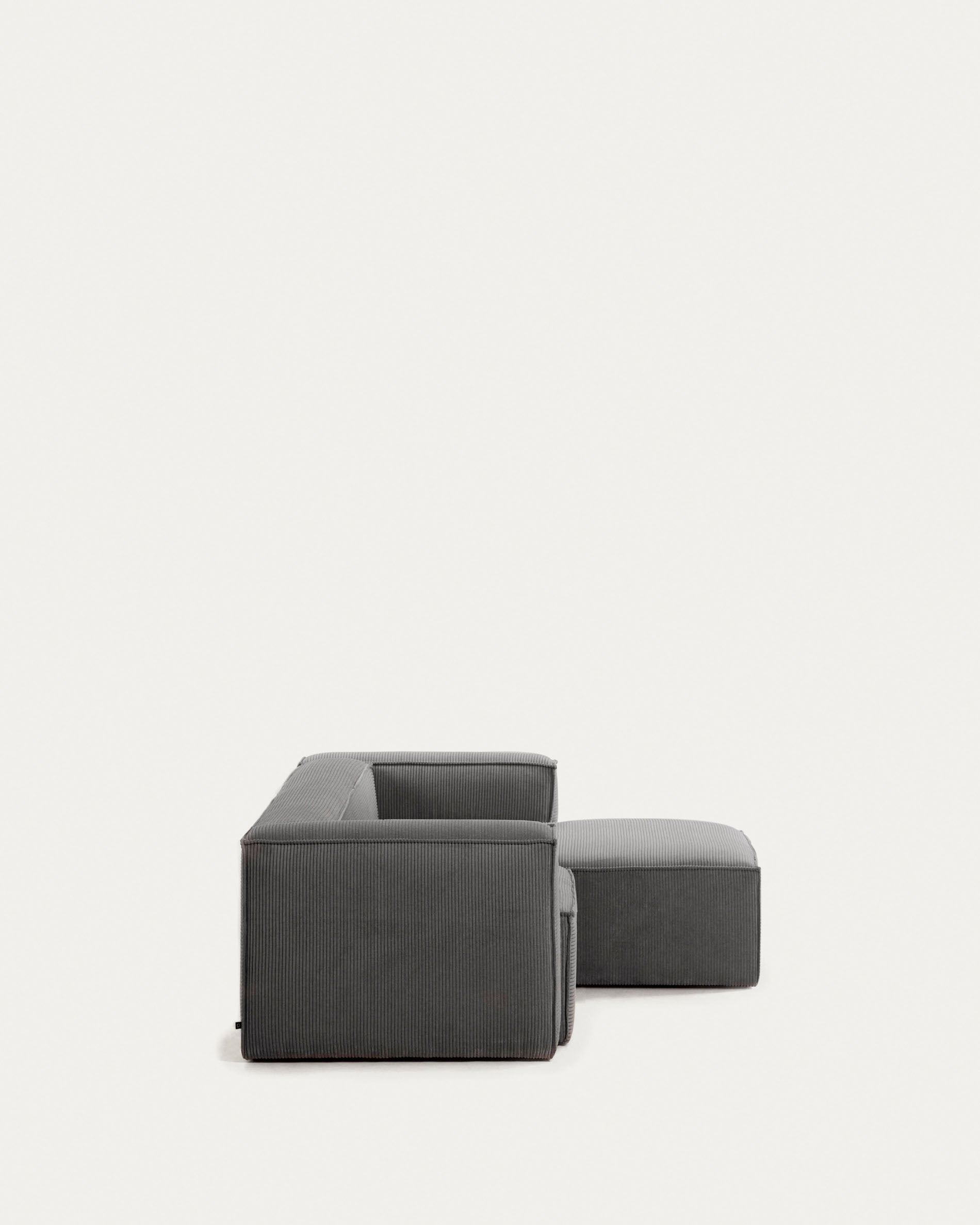 Blok 2-Sitzer-Sofa mit Chaiselongue rechts breiter Cord grau 240 cm FSC Mix Credit in Grau präsentiert im Onlineshop von KAQTU Design AG. 2er Sofa ist von Kave Home