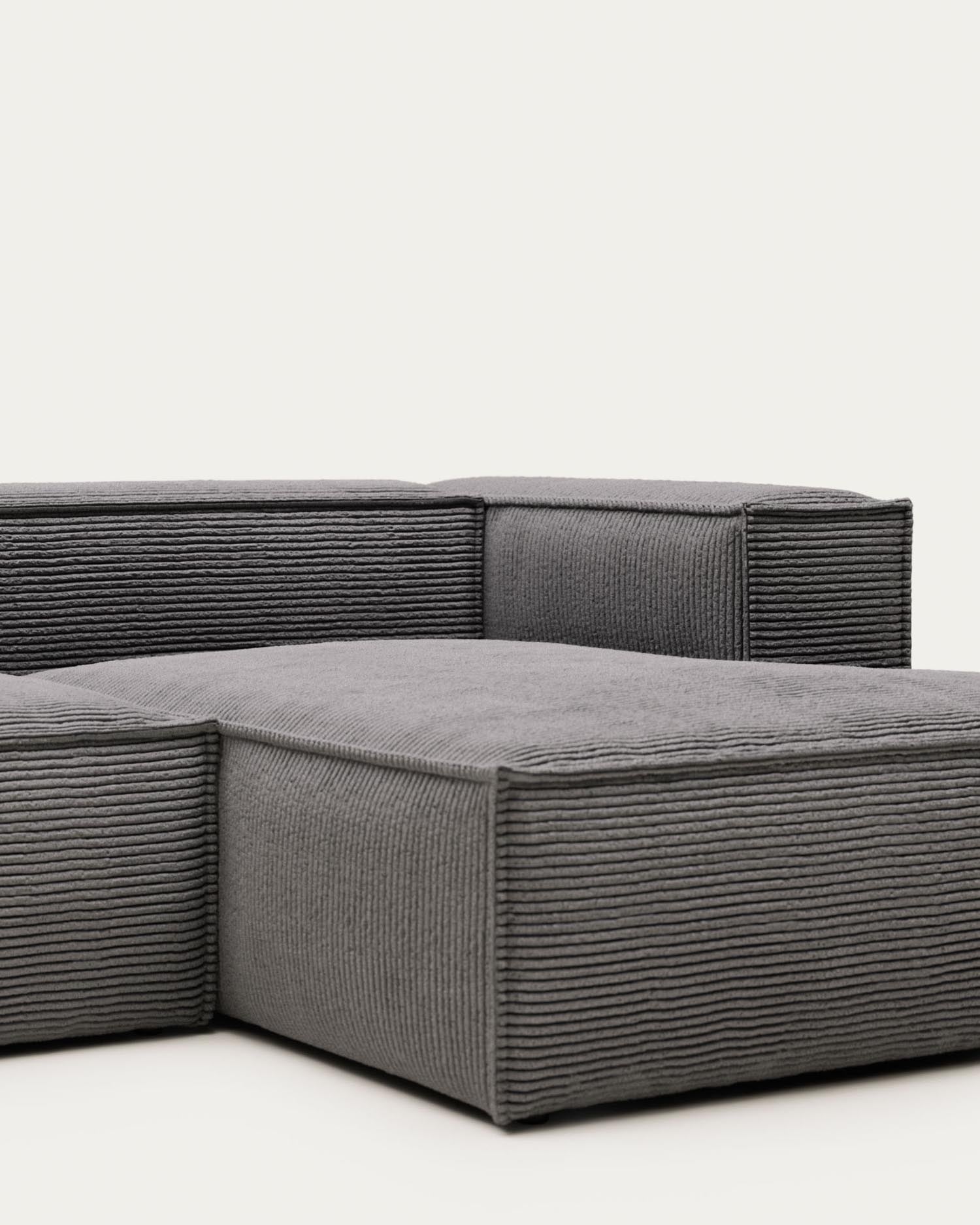 Blok 2-Sitzer-Sofa mit Chaiselongue rechts breiter Cord grau 240 cm FSC Mix Credit in Grau präsentiert im Onlineshop von KAQTU Design AG. 2er Sofa ist von Kave Home