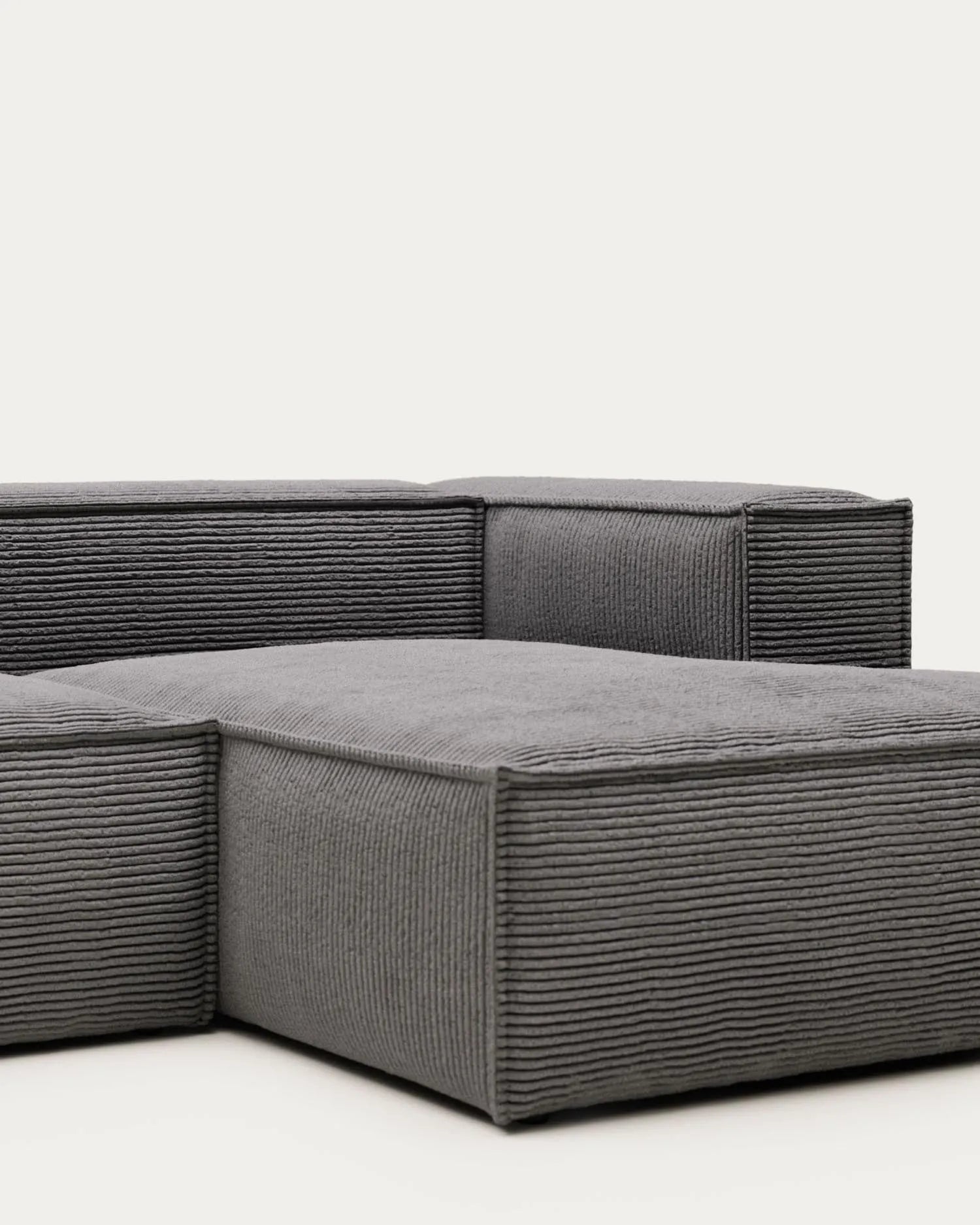 Elegantes 2-Sitzer-Sofa mit rechter Chaiselongue in grauem Cord, 240 cm breit, FSC-zertifiziert, für stilvollen Komfort.