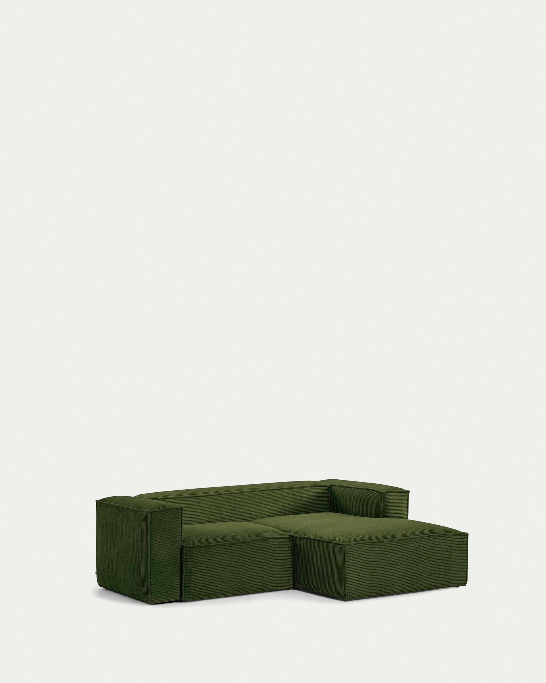 Blok 2-Sitzer-Sofa mit Chaiselongue rechts breiter Cord grün 240 cm FSC Mix Credit in Grün präsentiert im Onlineshop von KAQTU Design AG. 2er Sofa ist von Kave Home