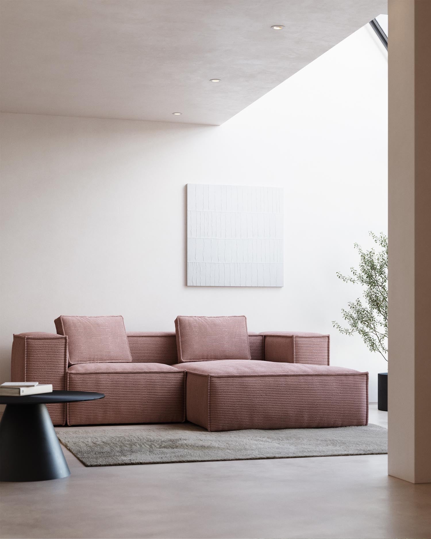 Blok 2-Sitzer-Sofa mit Chaiselongue rechts breiter Cord rosa 240 cm in Rosa präsentiert im Onlineshop von KAQTU Design AG. 2er Sofa ist von Kave Home