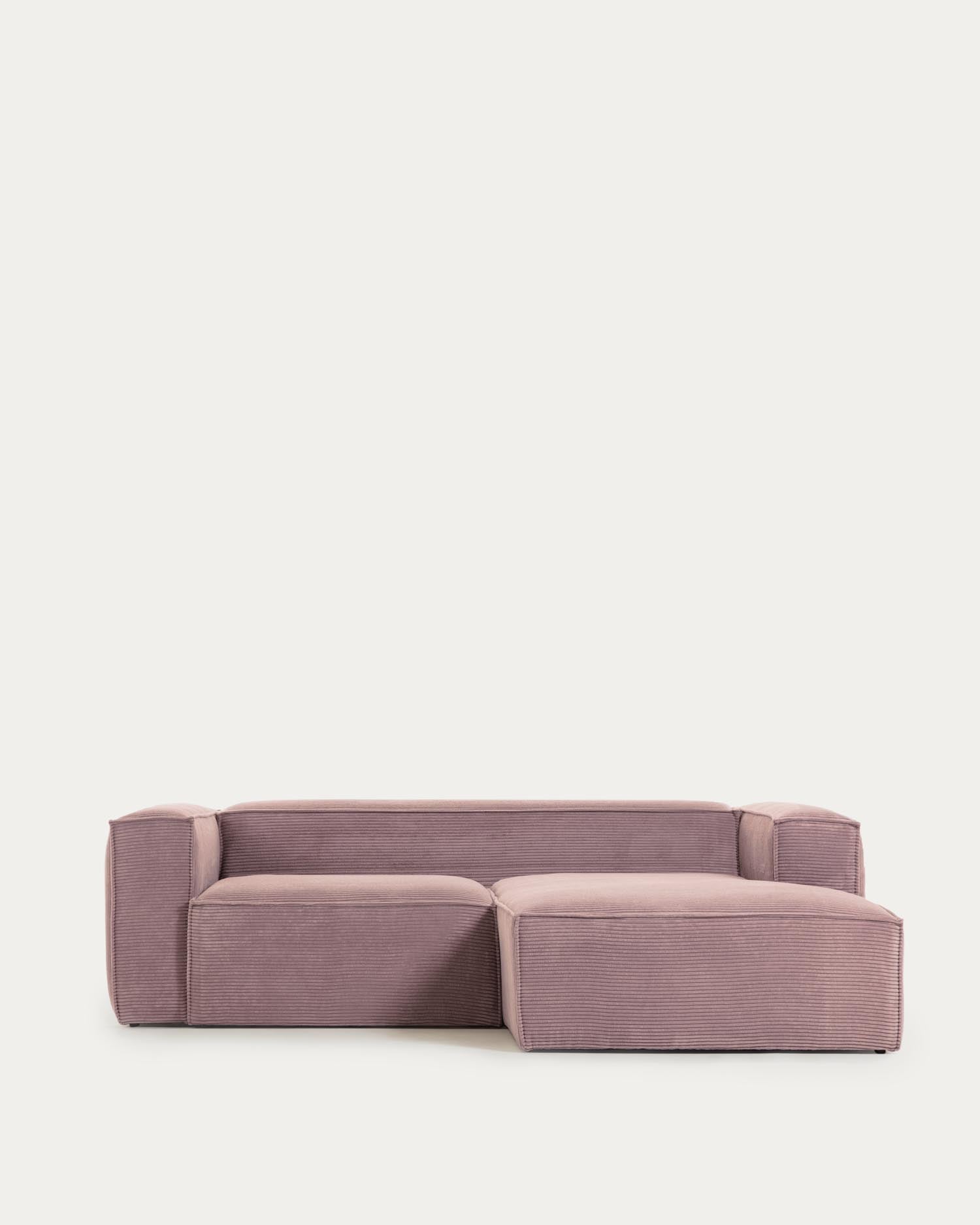 Blok 2-Sitzer-Sofa mit Chaiselongue rechts breiter Cord rosa 240 cm in Rosa präsentiert im Onlineshop von KAQTU Design AG. 2er Sofa ist von Kave Home